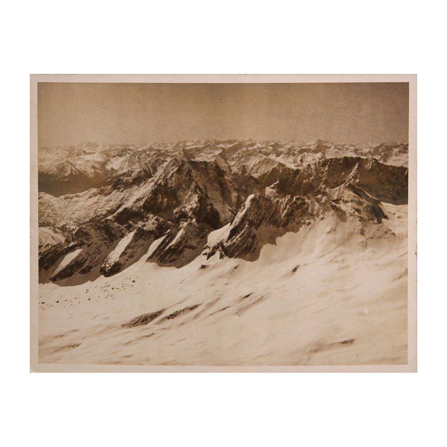 Black and White Photograph Unknown - Photographie de paysage des montagnes neiges en noir et blanc