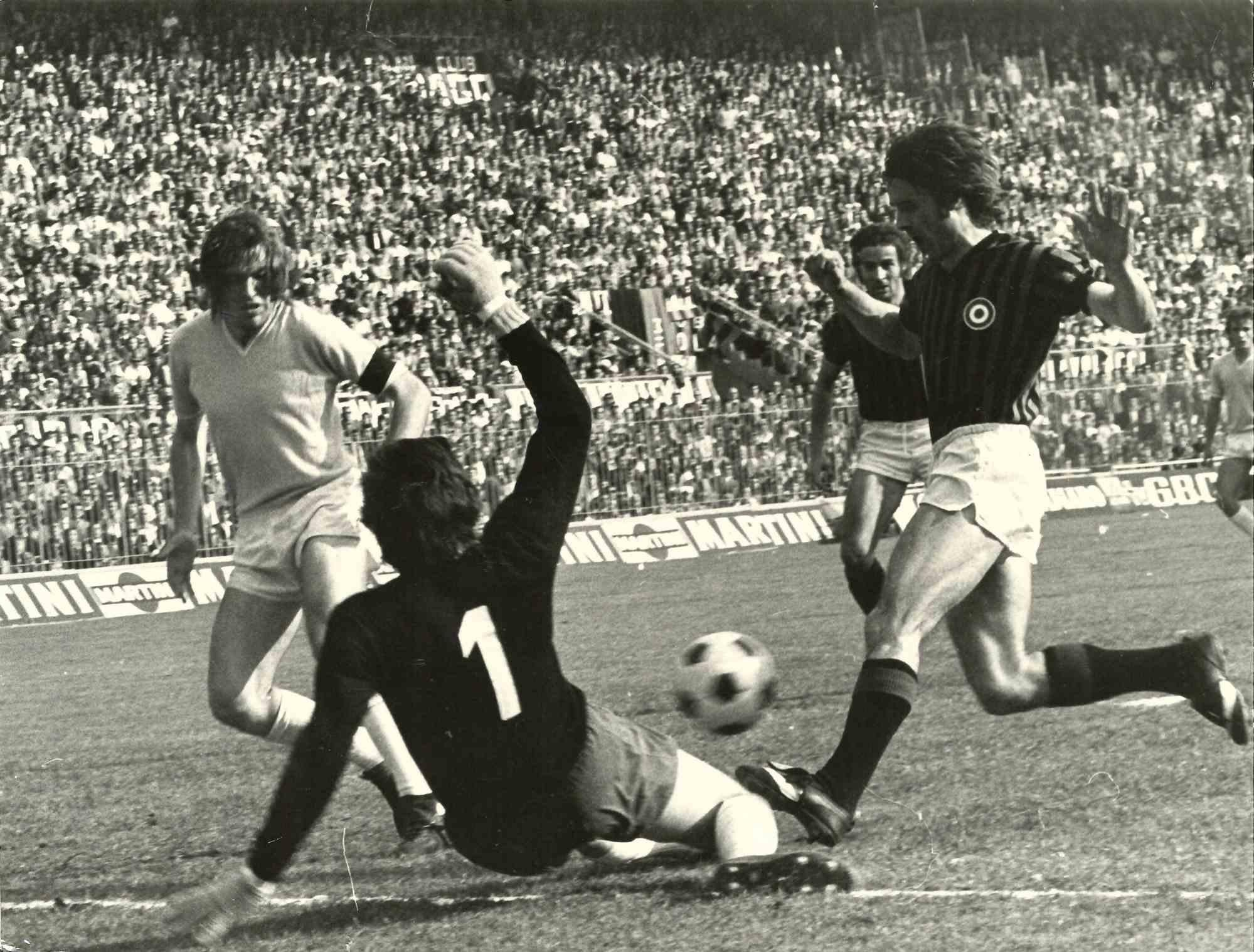 Figurative Photograph Unknown - Football dans les années 1970 - Photo Vintage - 1970