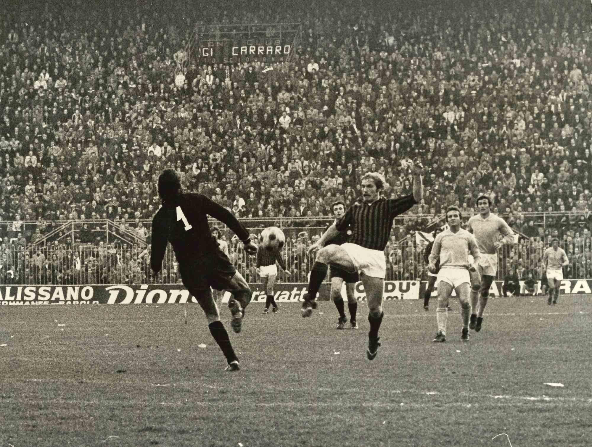 Figurative Photograph Unknown - Football dans les années 1970 - Photo Vintage - 1970