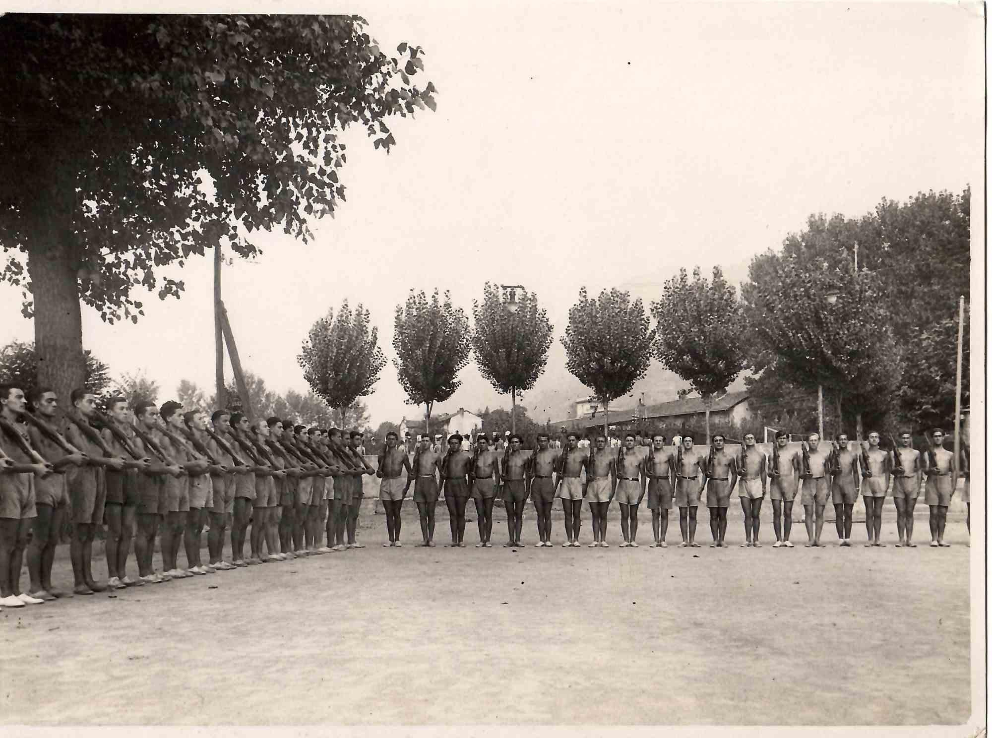 Unknown Black and White Photograph – Soldiering - Vintage-B/W-Foto - 1930er Jahre