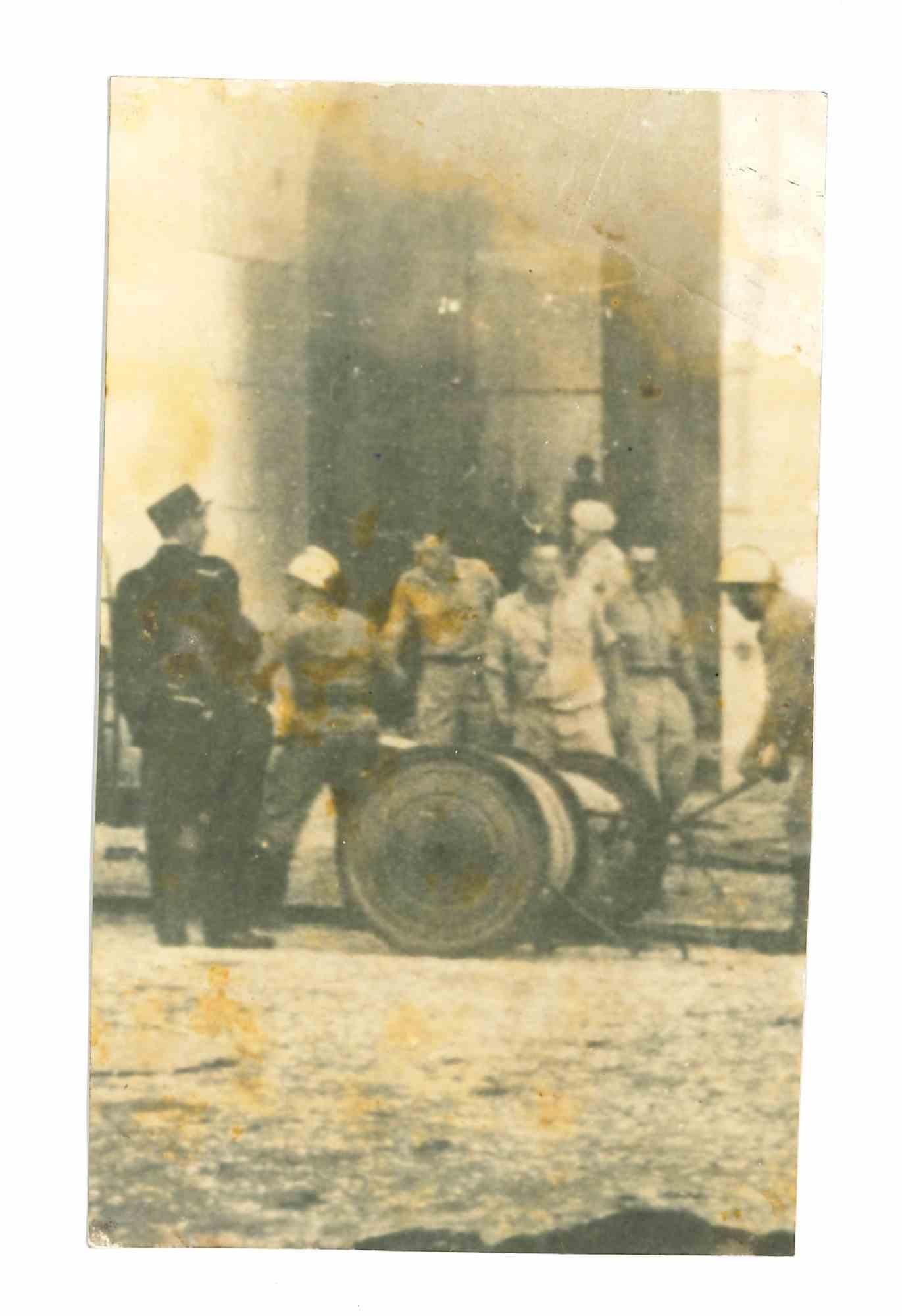 Unknown Figurative Photograph - Soldiers in Algeria - Historical Photo  - 1960s