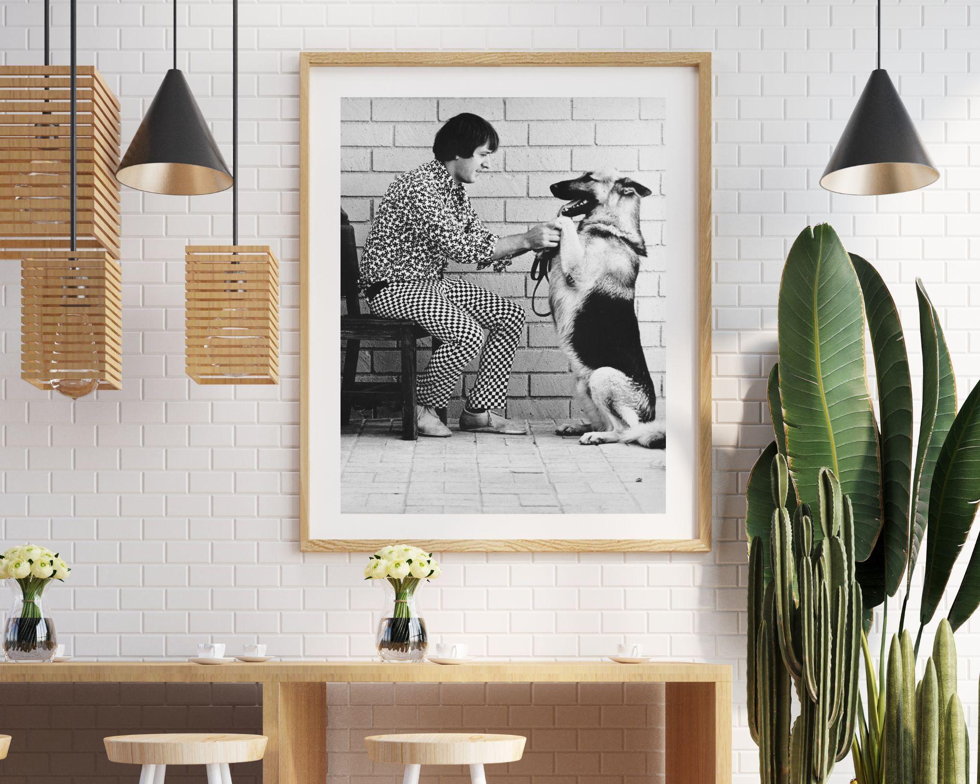Sonny Bono avec son chien - Photograph de Unknown