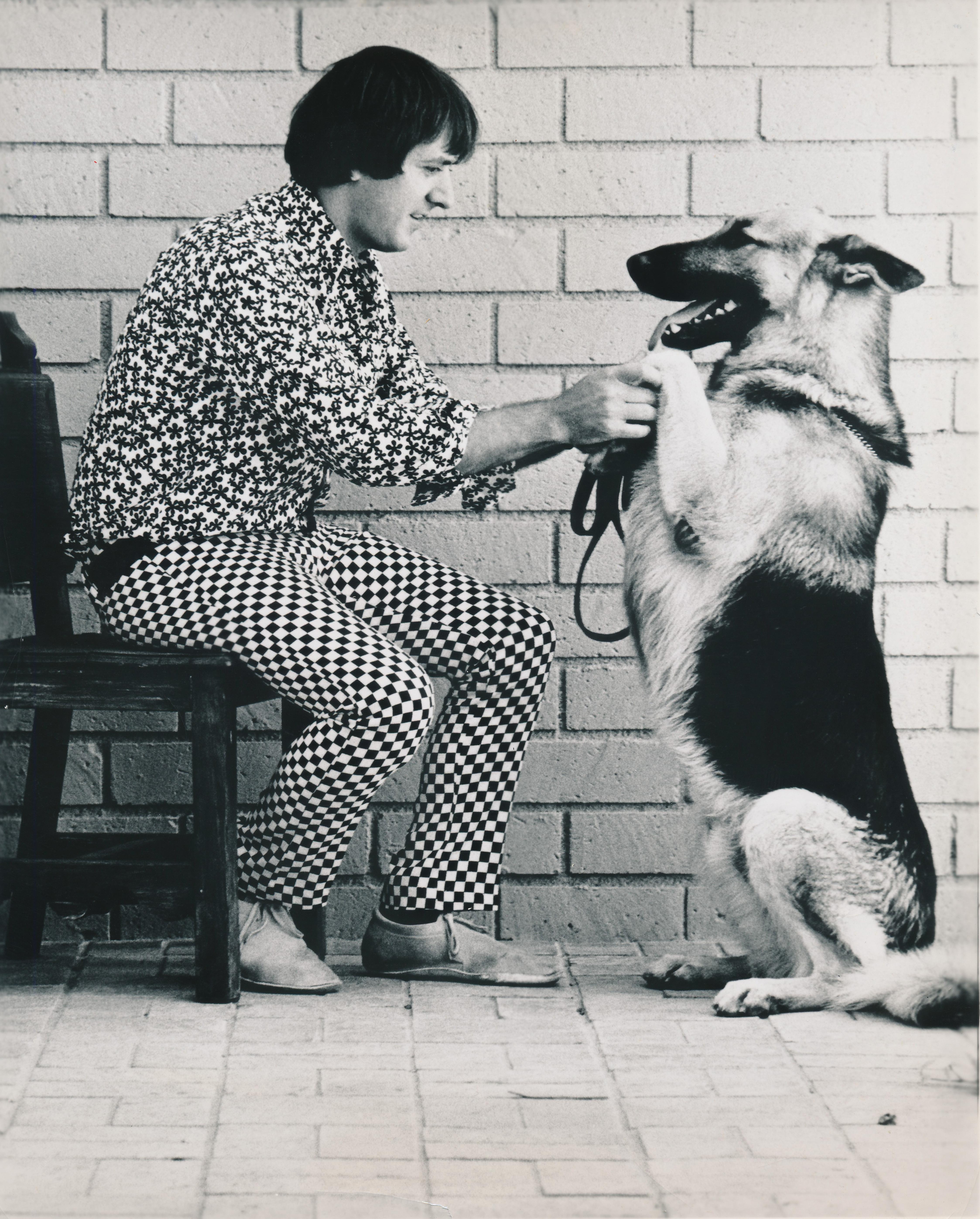 Portrait Photograph Unknown - Sonny Bono avec son chien