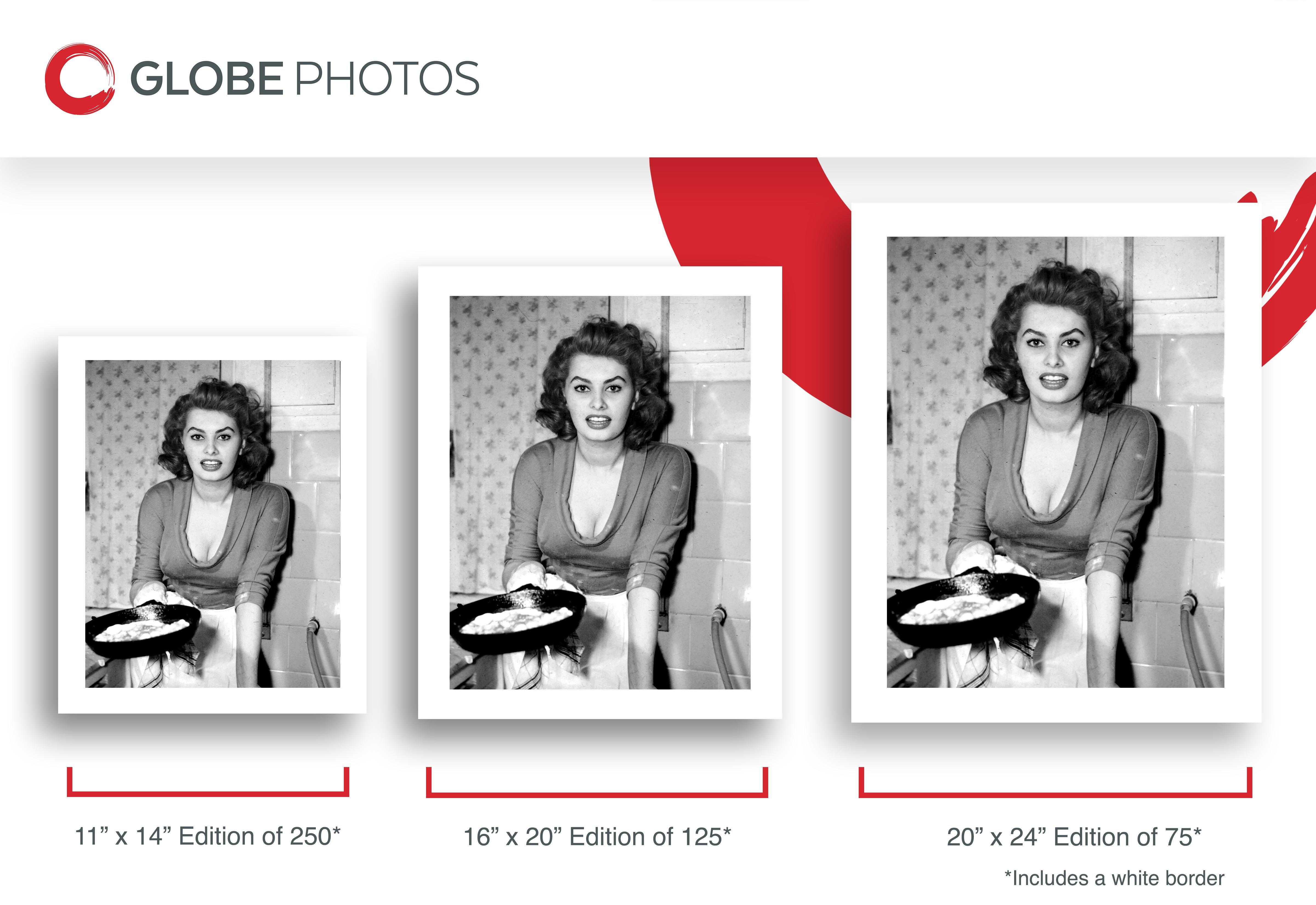 Sophia Loren che cucina una frittata - Photograph Contemporaneo di Unknown