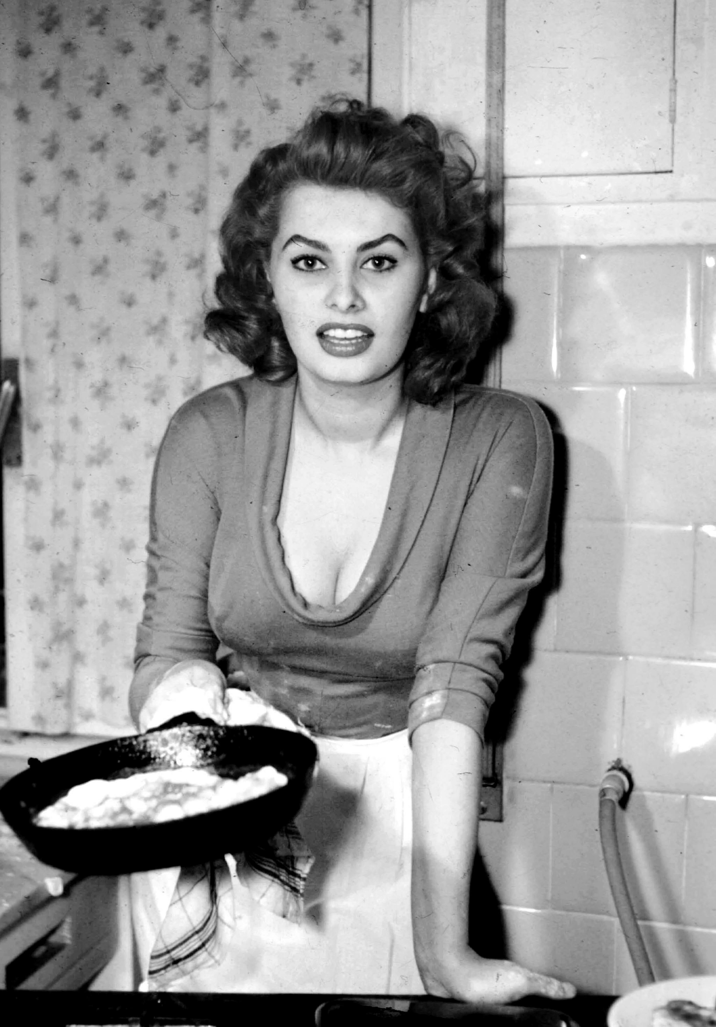 Portrait Photograph di Unknown - Sophia Loren che cucina una frittata