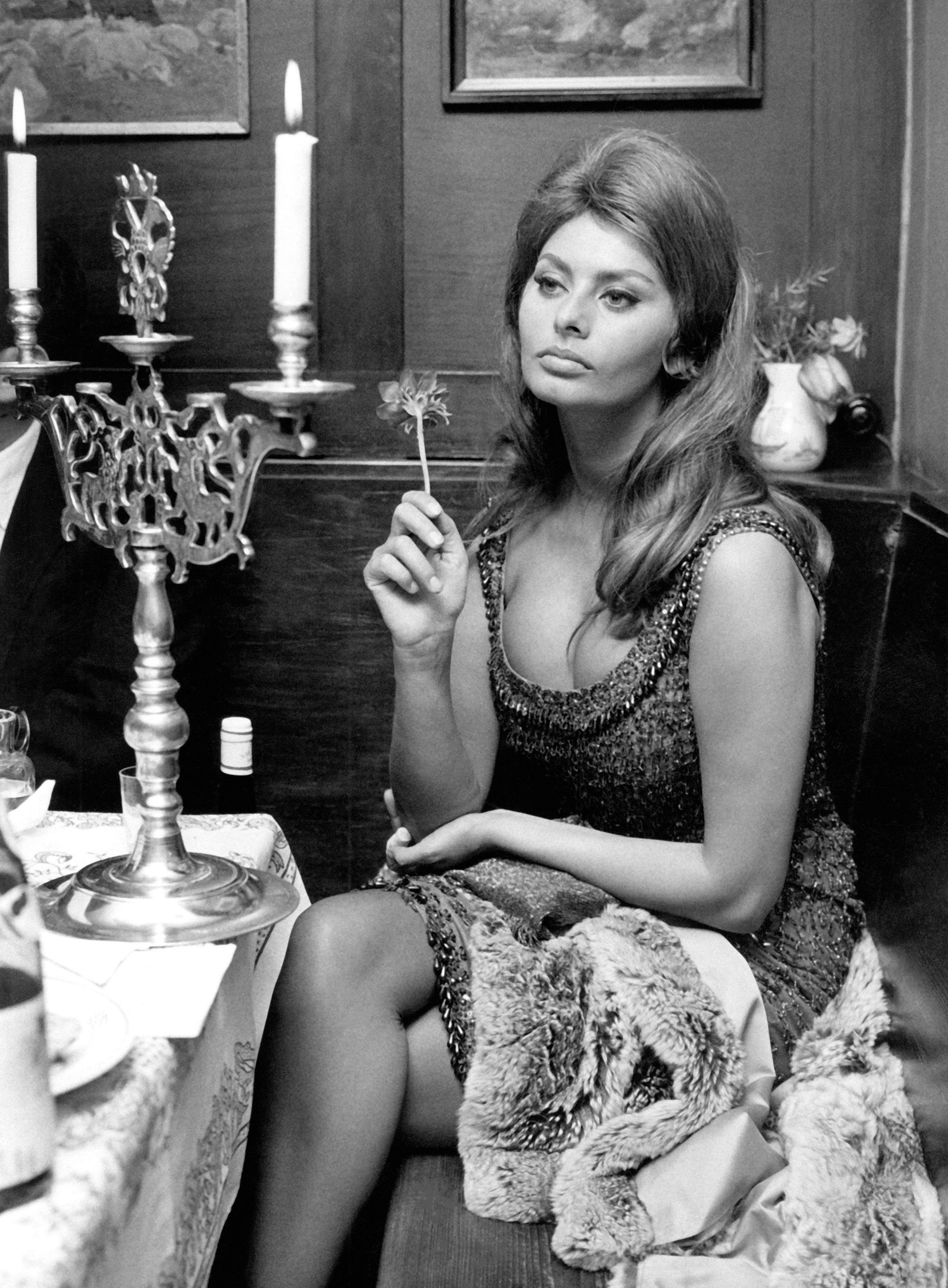 Black and White Photograph Unknown - Sophia Loren tenant une fleur