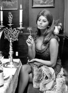 Sophia Loren con un fiore in mano