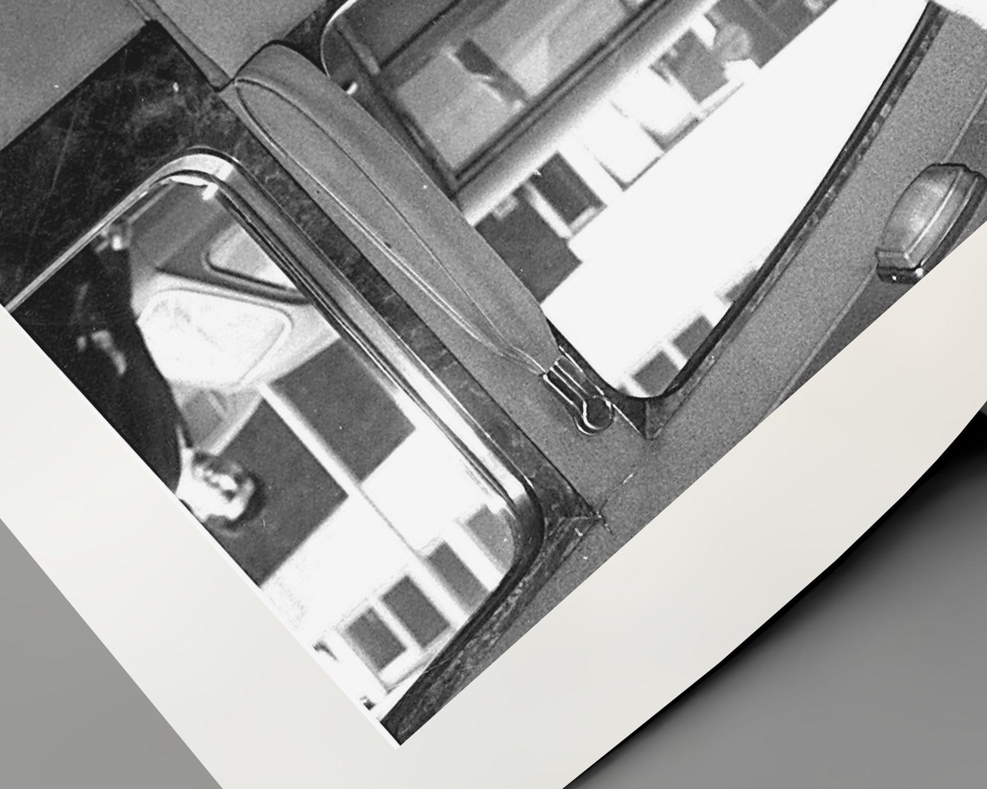 Sophia Loren en voiture - Contemporain Photograph par Unknown