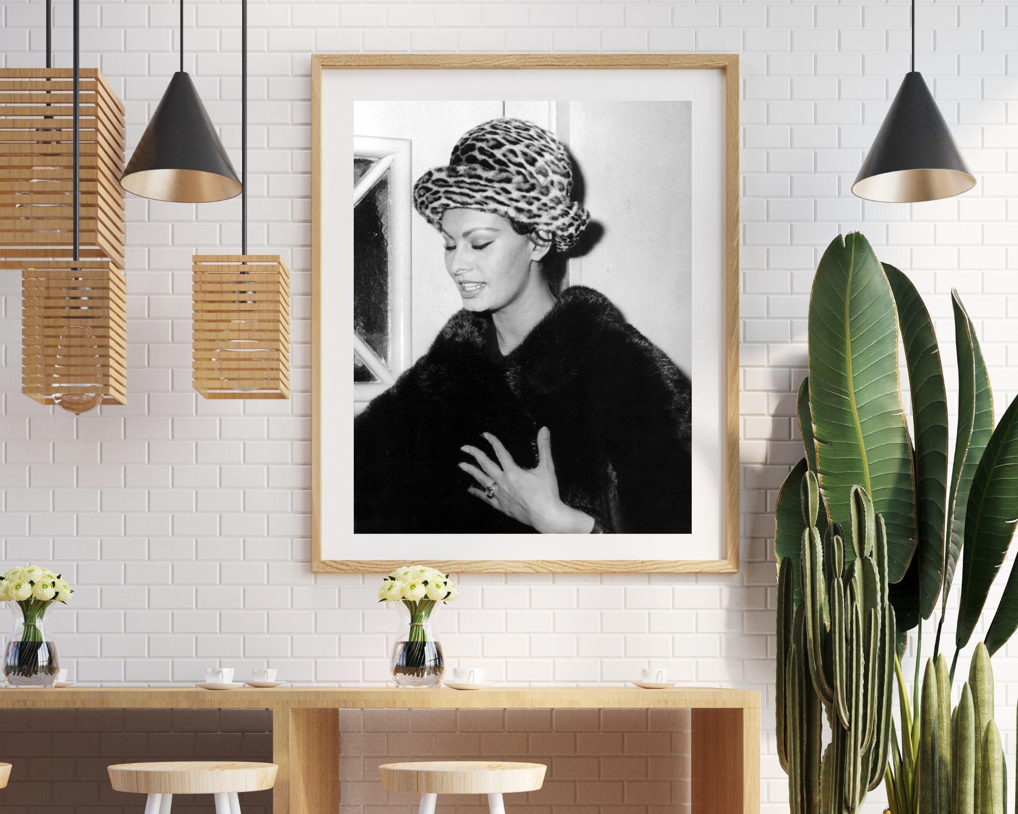 Sophia Loren mit Hut mit Leopardenmuster – Photograph von Unknown