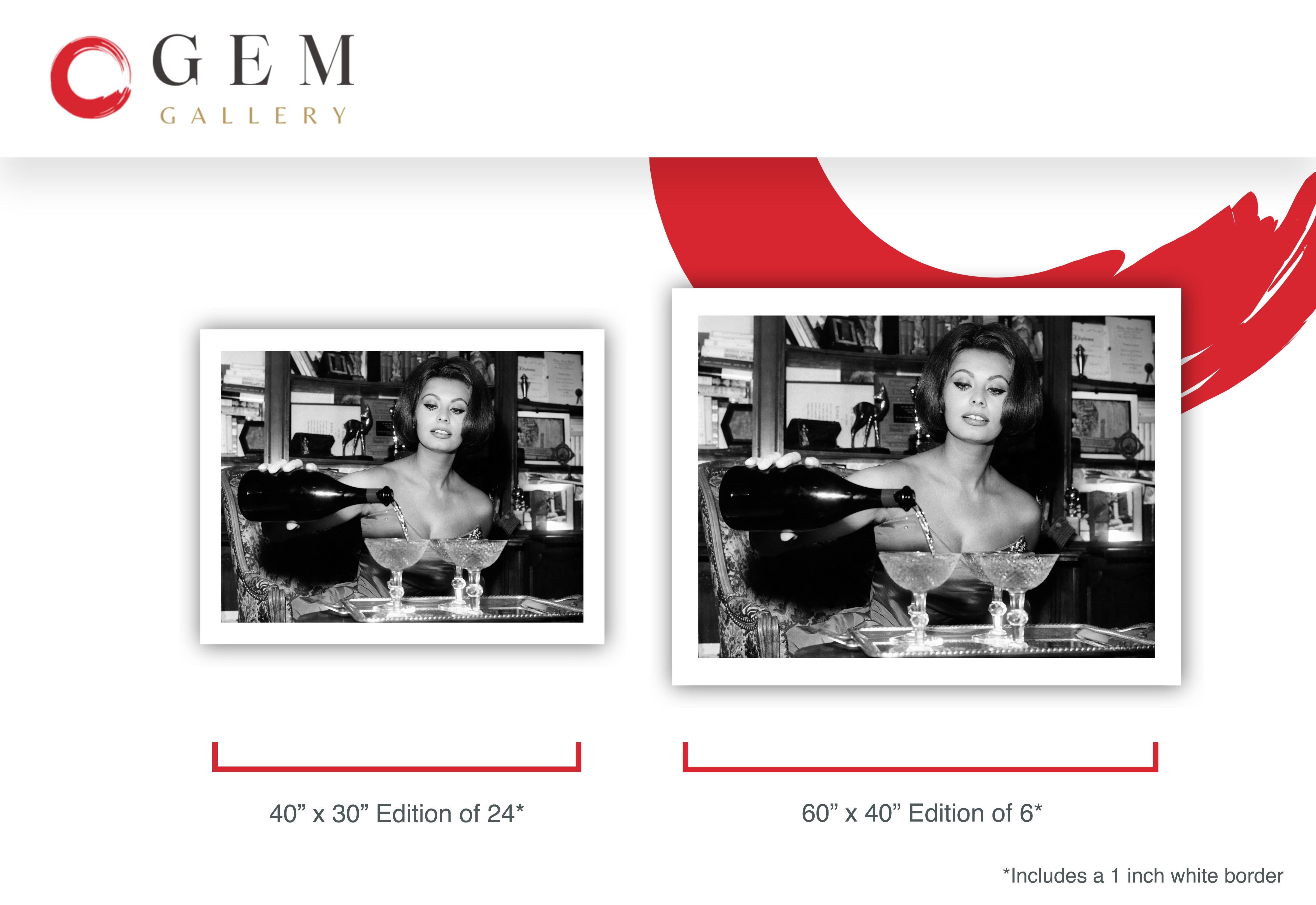 Cette photo rétro de 1963 montre l'actrice italienne Sophia Loren en train de verser du champagne dans des verres de luxe à Rome, en Italie, pour fêter le Nouvel An. Capturé par l'agence photographique italienne Foto Italia de Rome.

Sophia Loren,