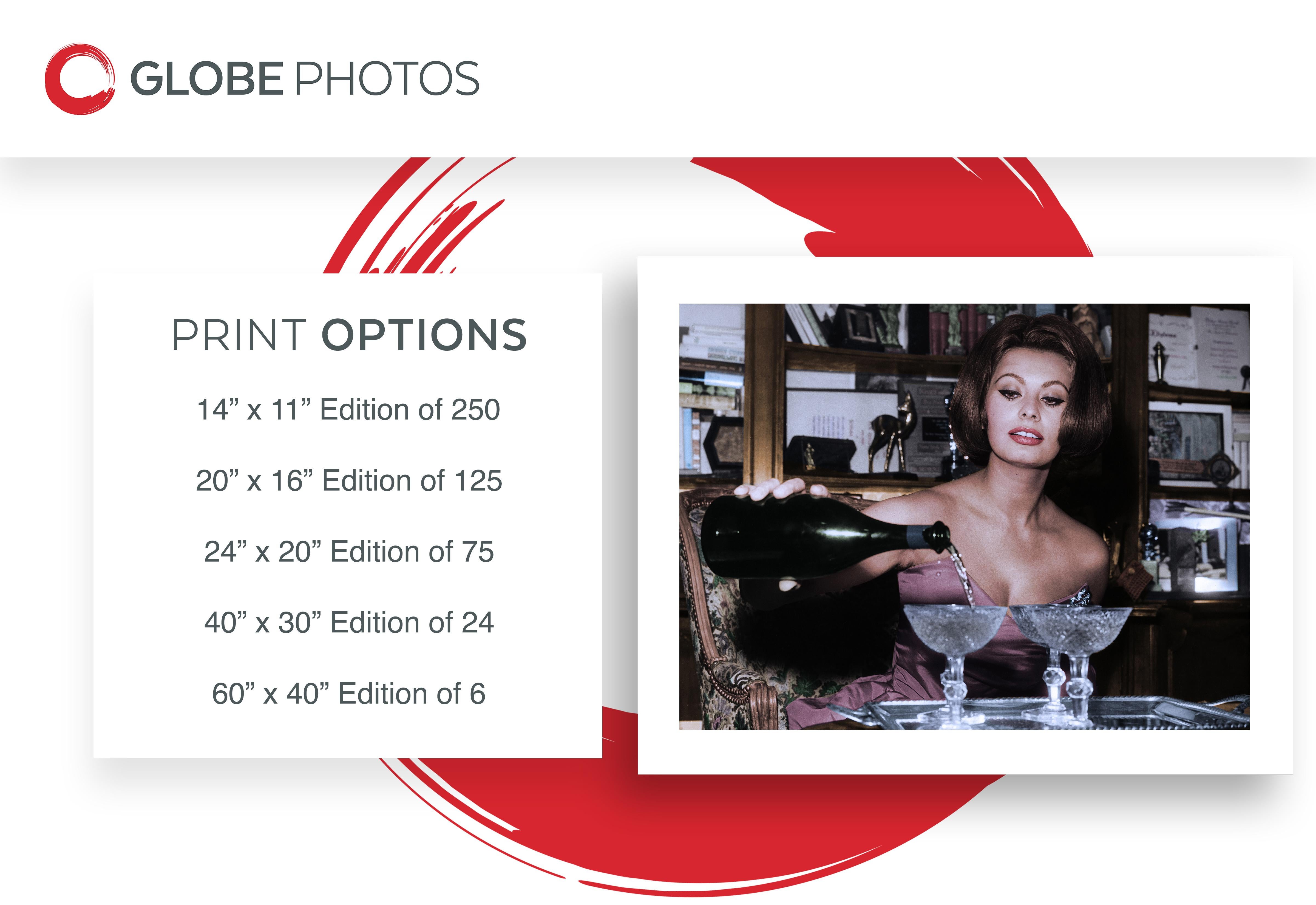 Sophia Loren schenkt Champagner ein – Photograph von Unknown