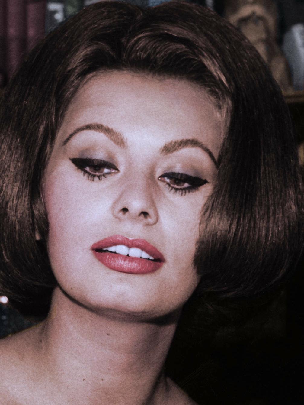 Sophia Loren pouring Champagner in Gläsern –  Überformatiger Druck (Moderne), Photograph, von Unknown