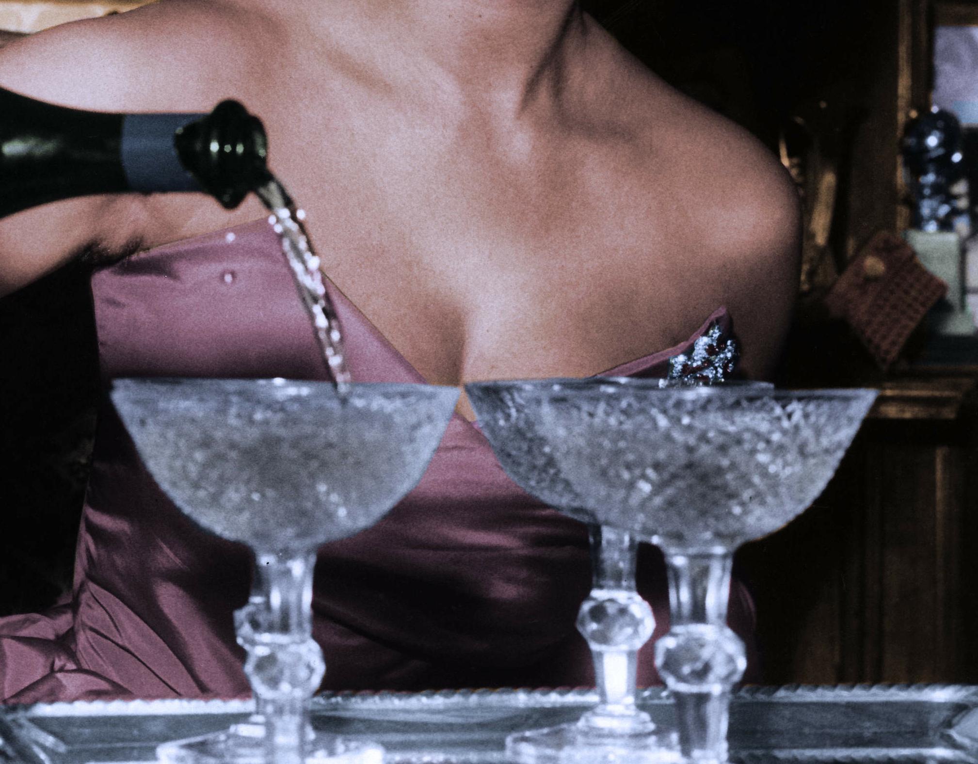 Sophia Loren pouring Champagner in Gläsern –  Überformatiger Druck (Schwarz), Figurative Photograph, von Unknown