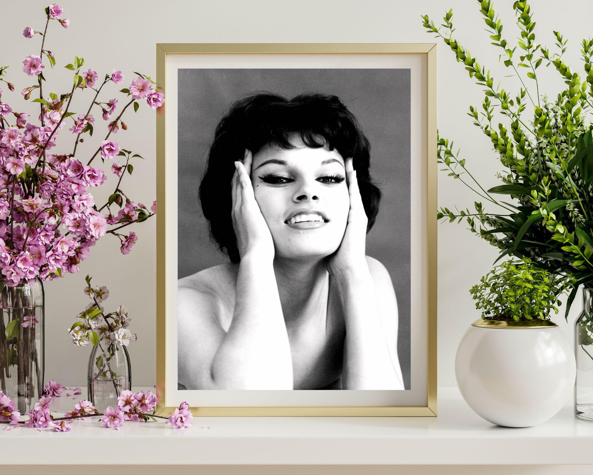 Portrait excentrique de Sophia Loren - Photograph de Unknown