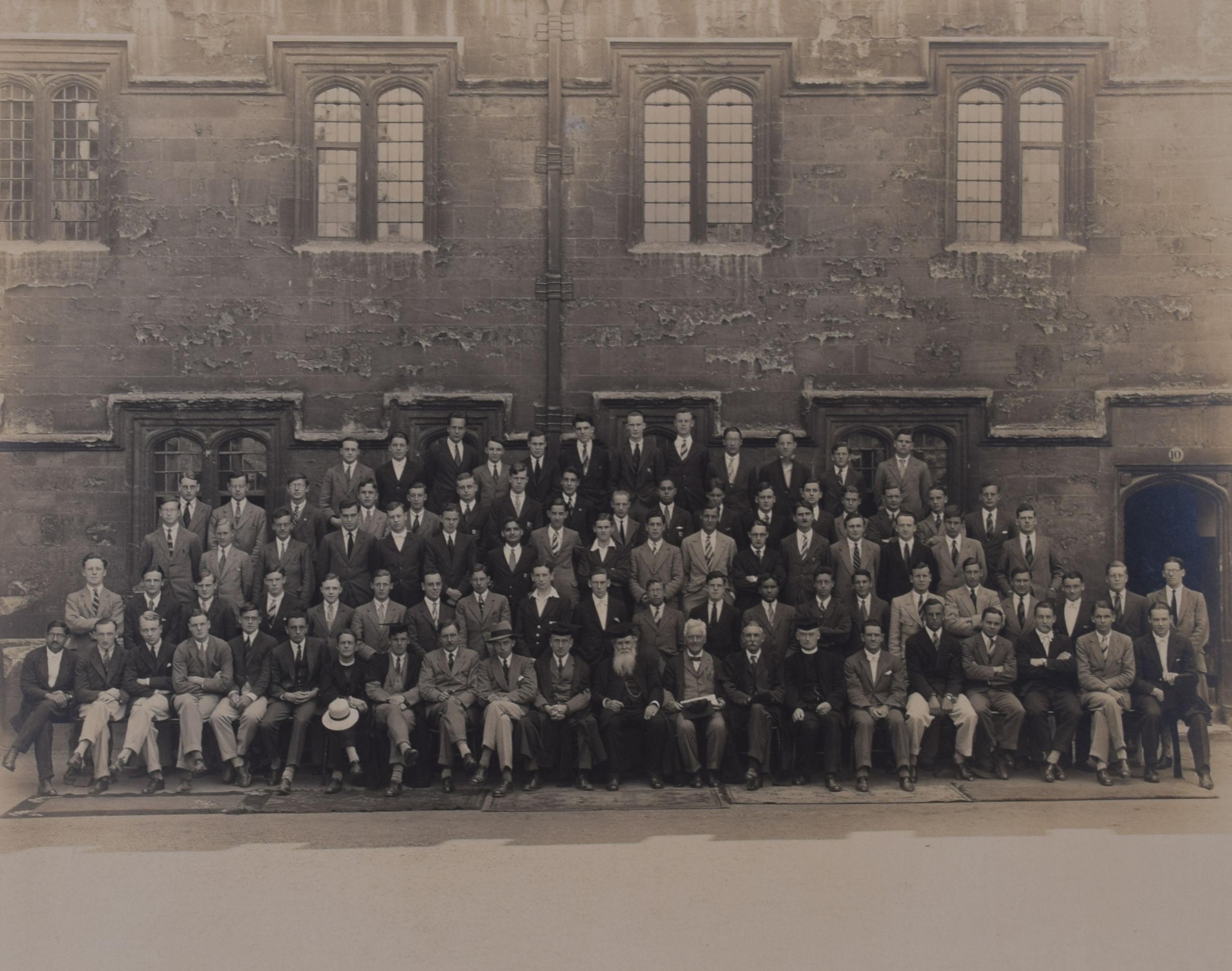 Photographie du St John's College d'Oxford, années 1920 par Hills & Saunders - Gris Black and White Photograph par Unknown