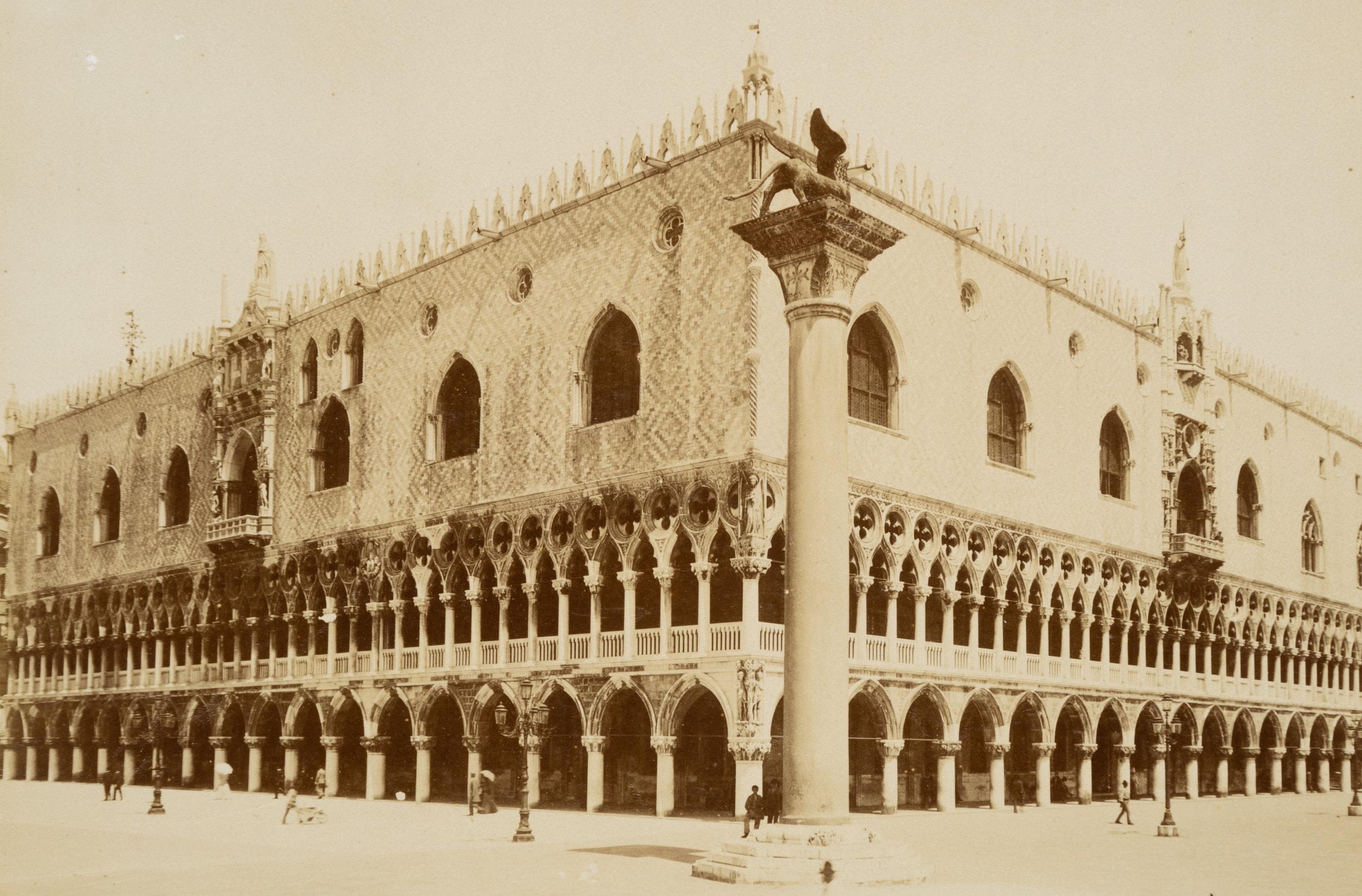 St. Mark's Square, Dogenpalast, Venedig – Photograph von Carlo Naya
