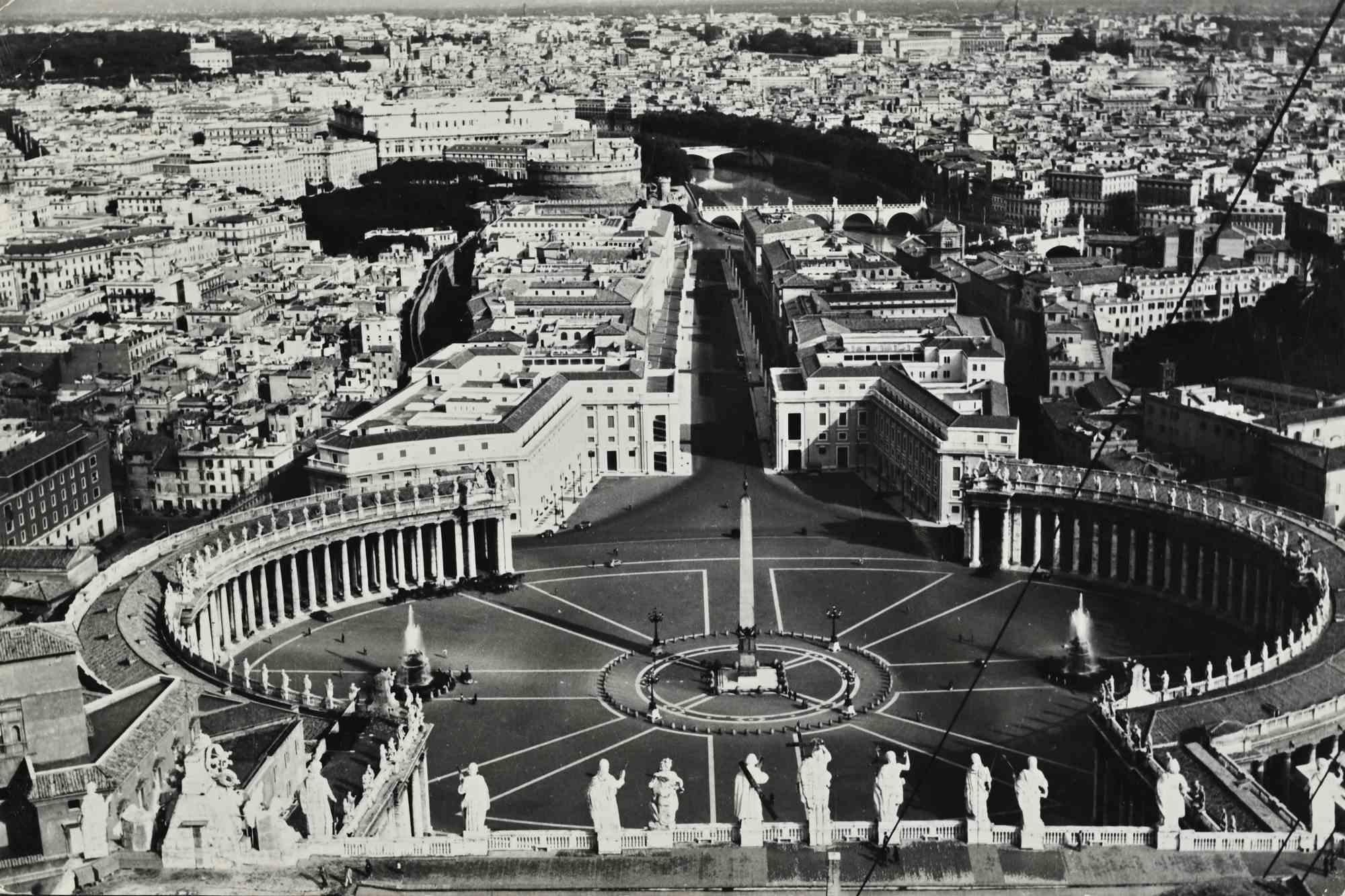 Unknown Figurative Photograph - St Peter's Square - Vintage Photo - 20th Century