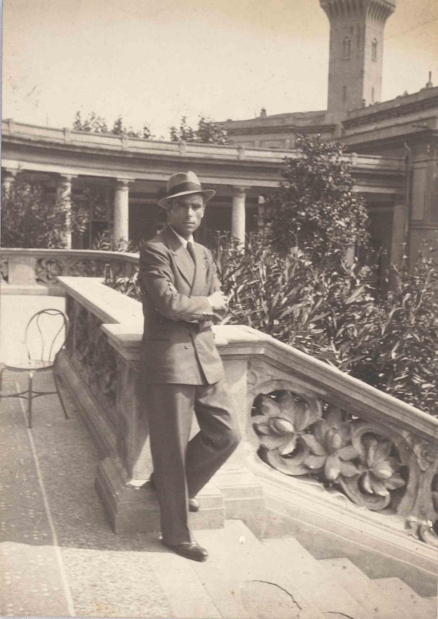 Unknown Figurative Photograph – Standender Mann – Vintage-Foto – Mitte des 20. Jahrhunderts