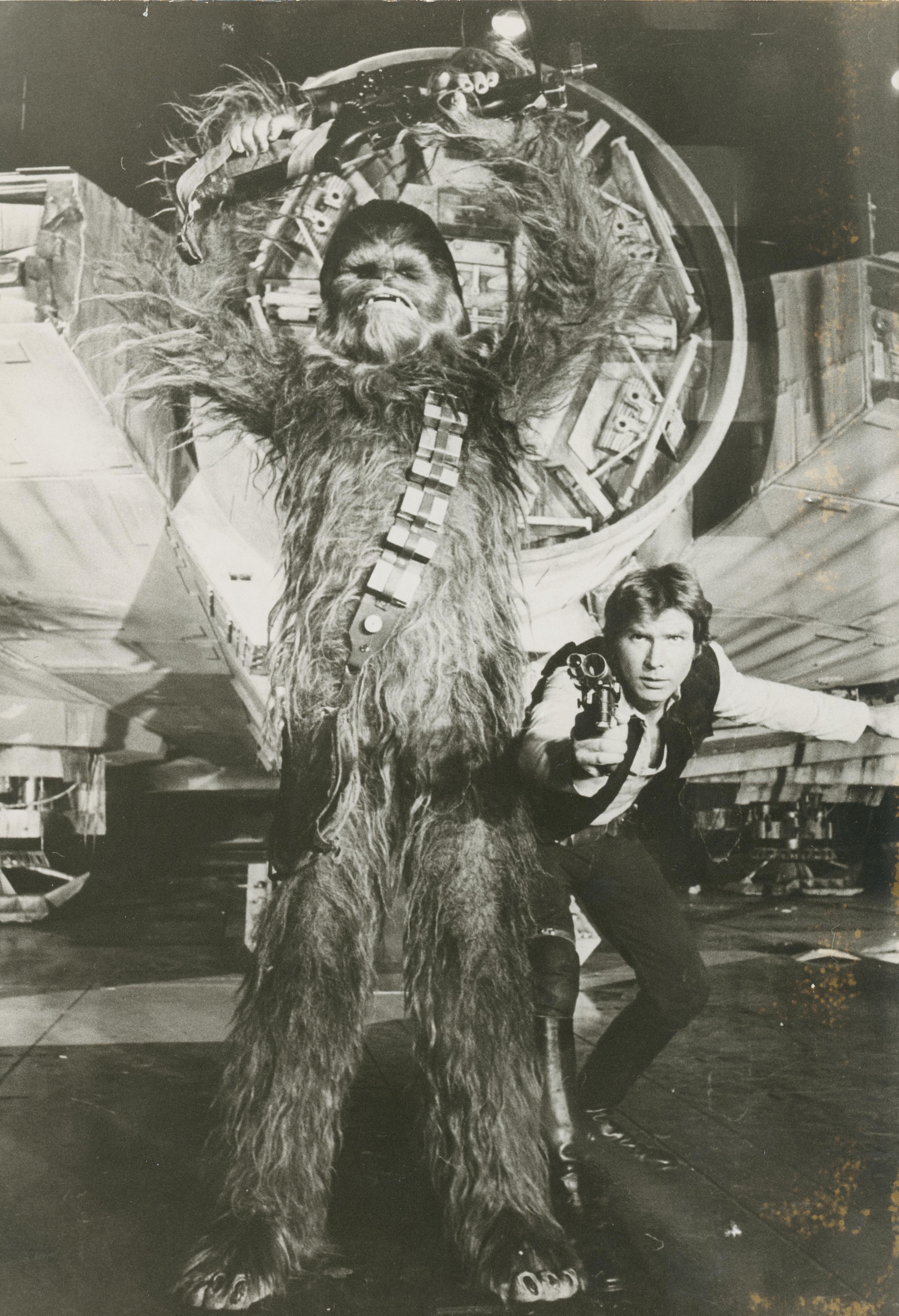 Unknown Black and White Photograph – Star Wars, Chewbacca und Luke, Sience Fiction Filmstill, 1977