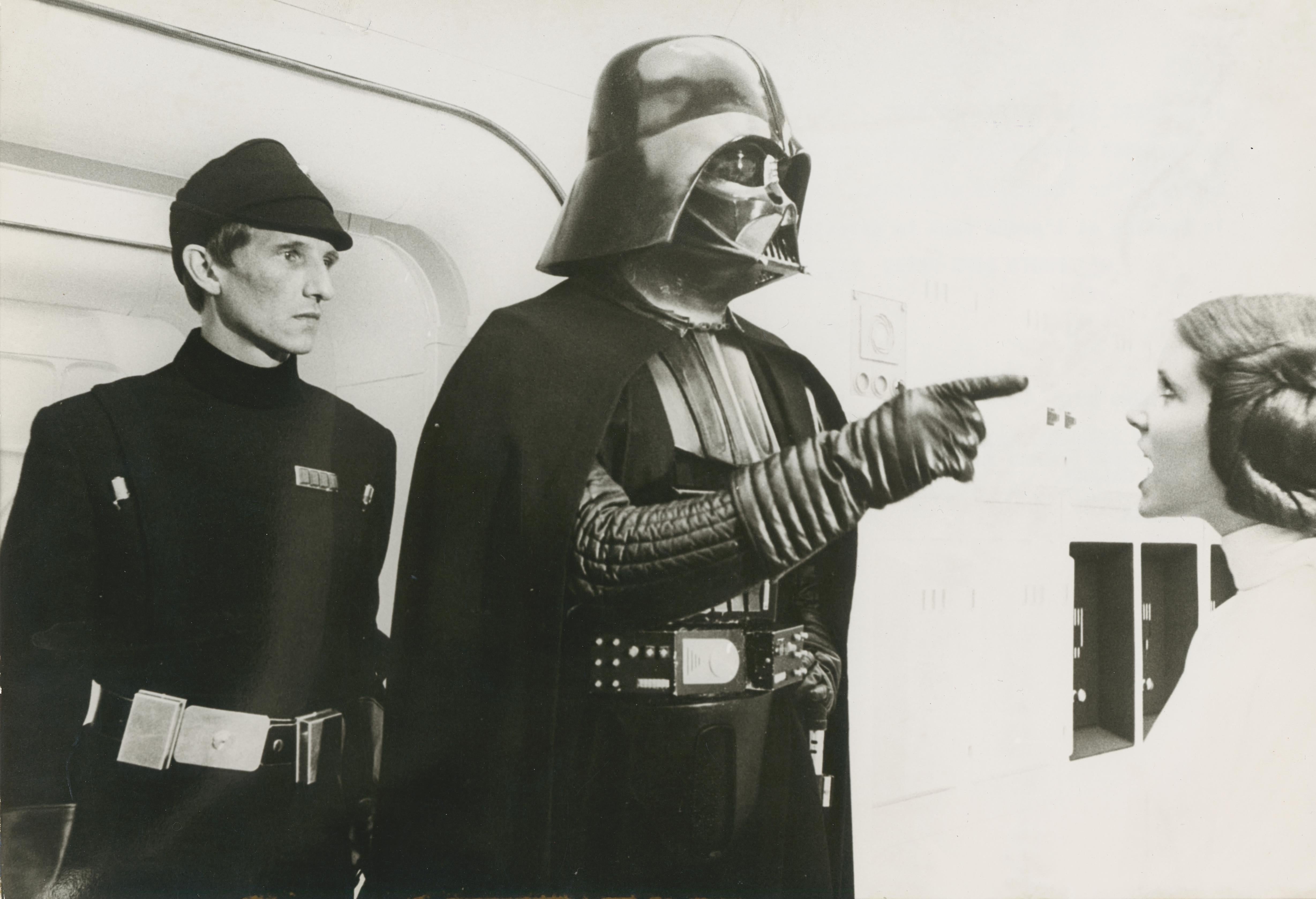 Unknown Portrait Photograph – Star Wars, Darth Vader und Leia, Sience Fiction Filmstill, 1977