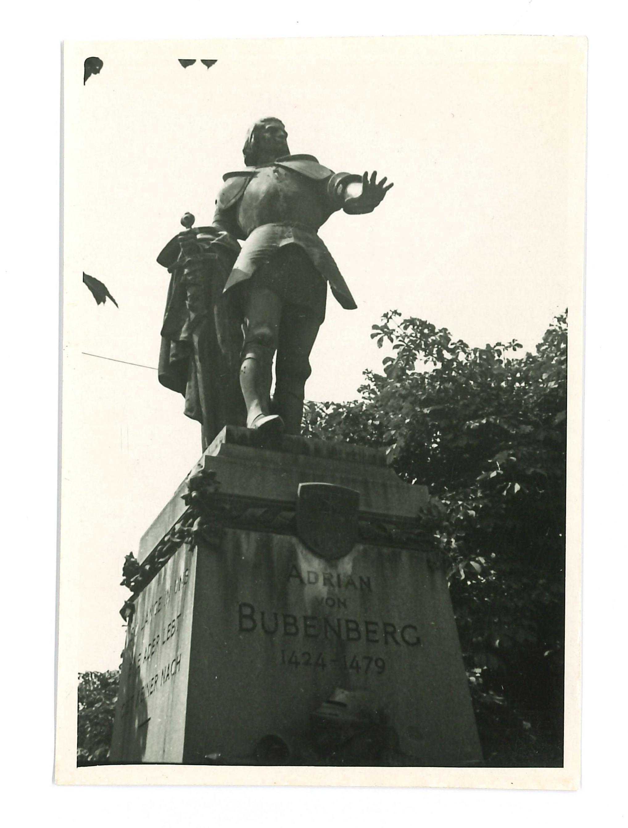 Unknown Figurative Photograph - Statue of Adrian von Bubenberg-Denkmal - Vintage photo - mid-20th Century