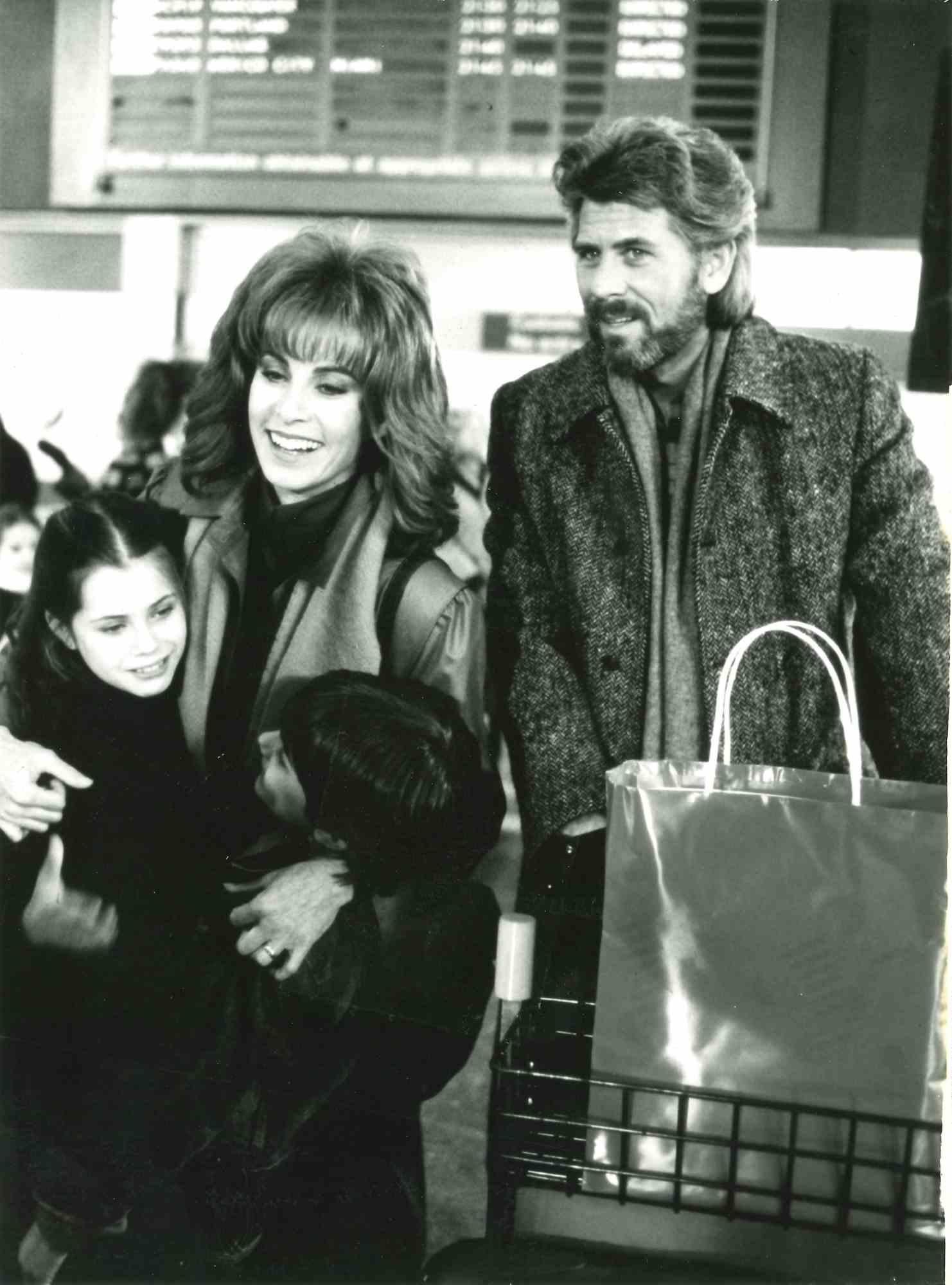 Unknown Figurative Photograph - Stefanie Powers and Barry Bostwick -  Photo - 1980s