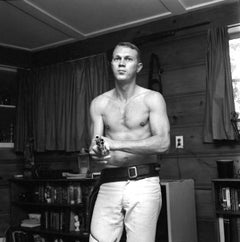 Steve McQueen vise un revolver