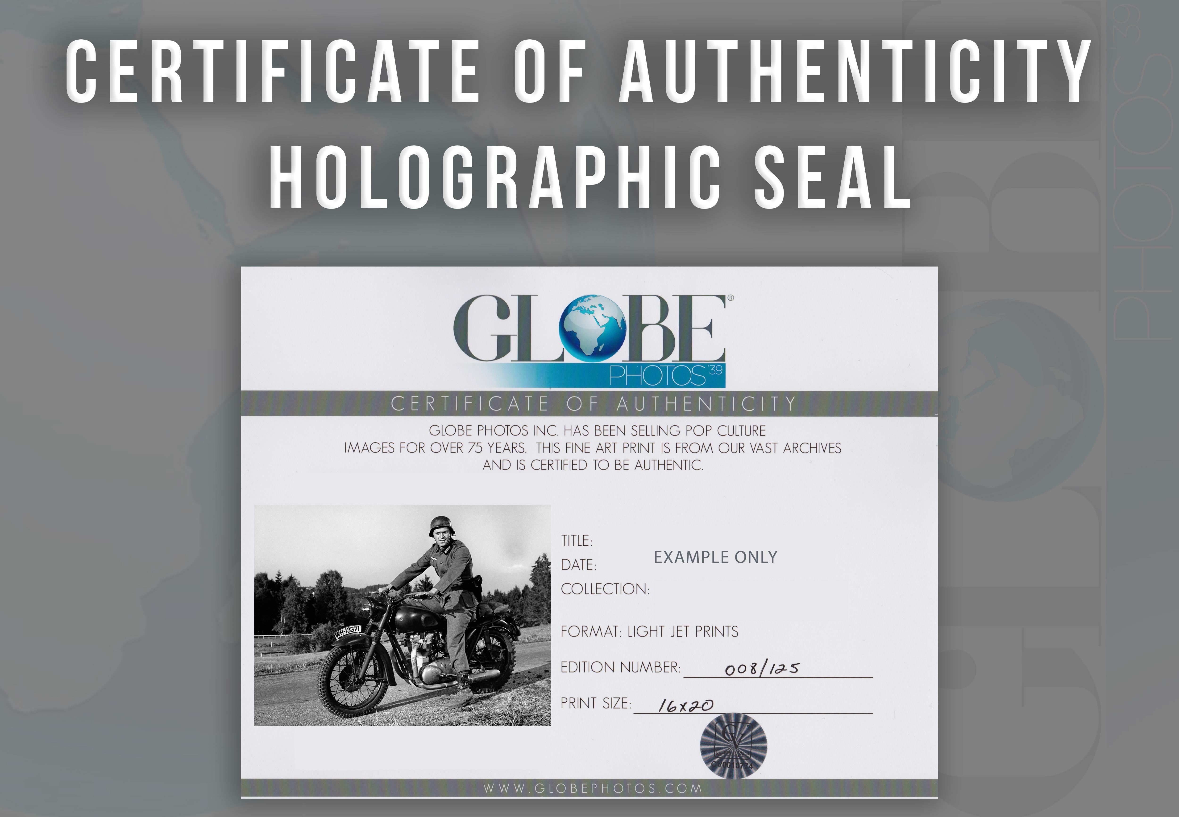 Cette capture en noir et blanc représente Steve McQueen posant sur une moto pour son rôle dans 