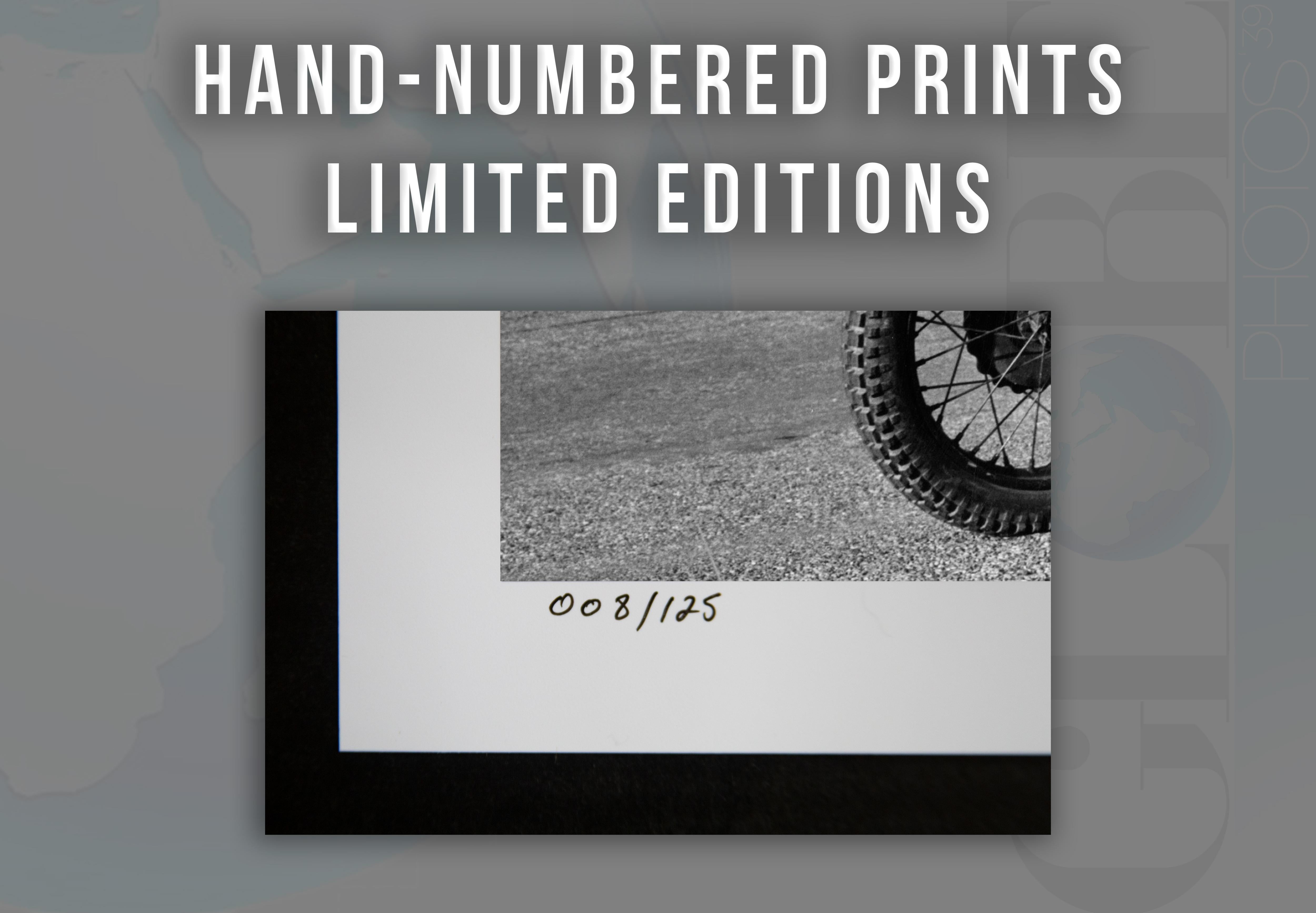 Steve McQueen à vélo « The Great Escape » Globe Photos - Impression d'art en vente 1