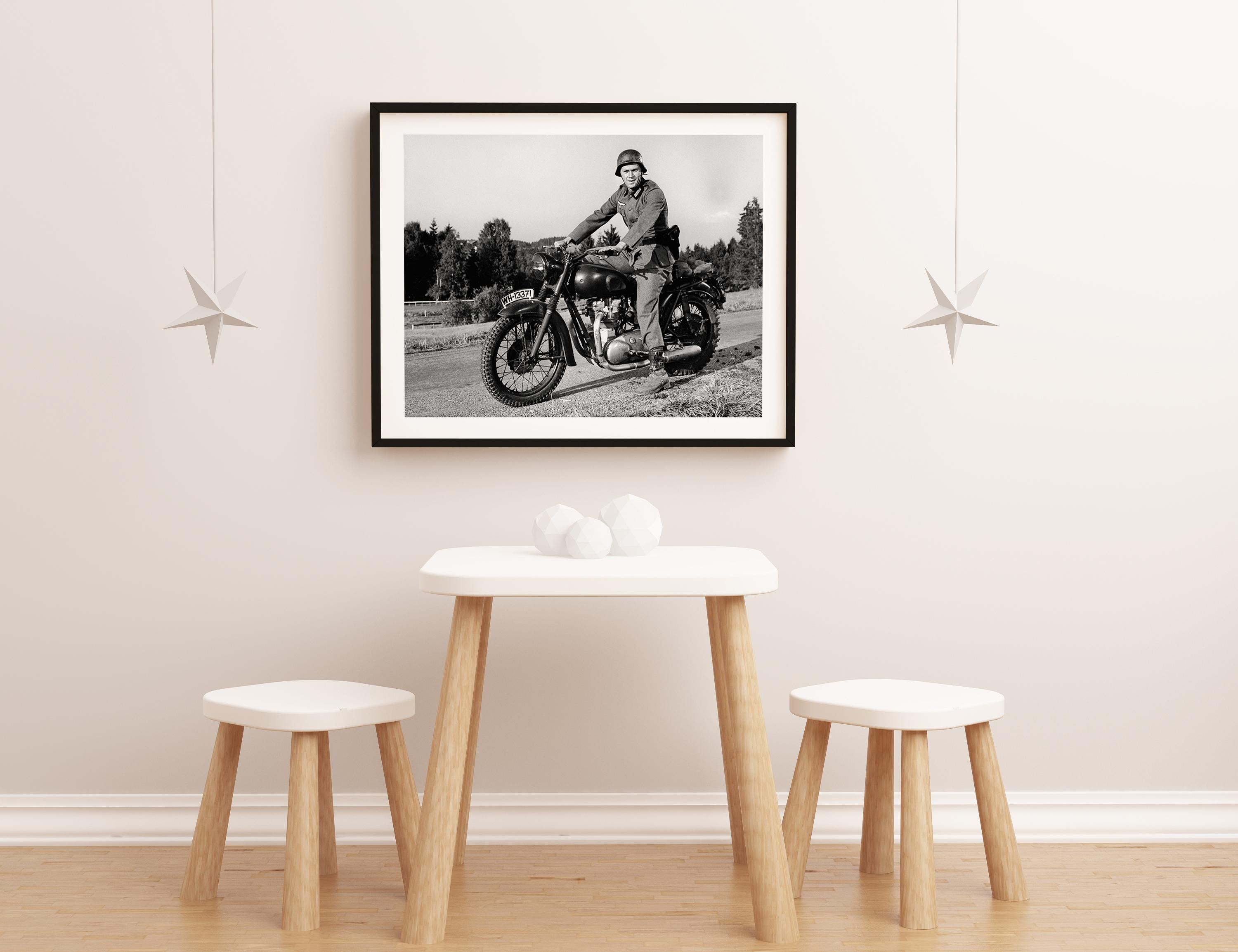 Steve McQueen à vélo « The Great Escape » Globe Photos - Impression d'art en vente 2