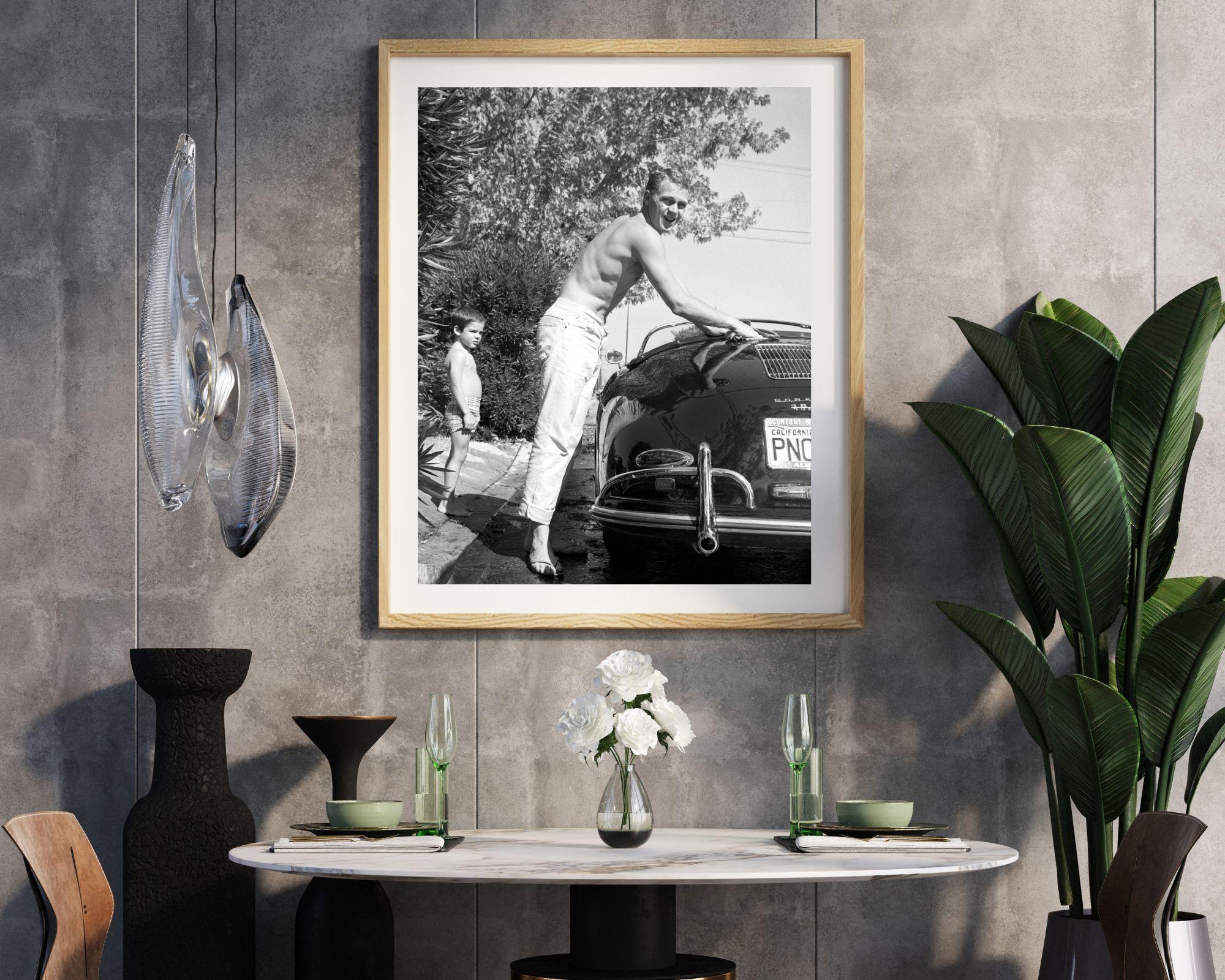 Steve McQueen che lava l'auto a casa sua - Photograph di Unknown