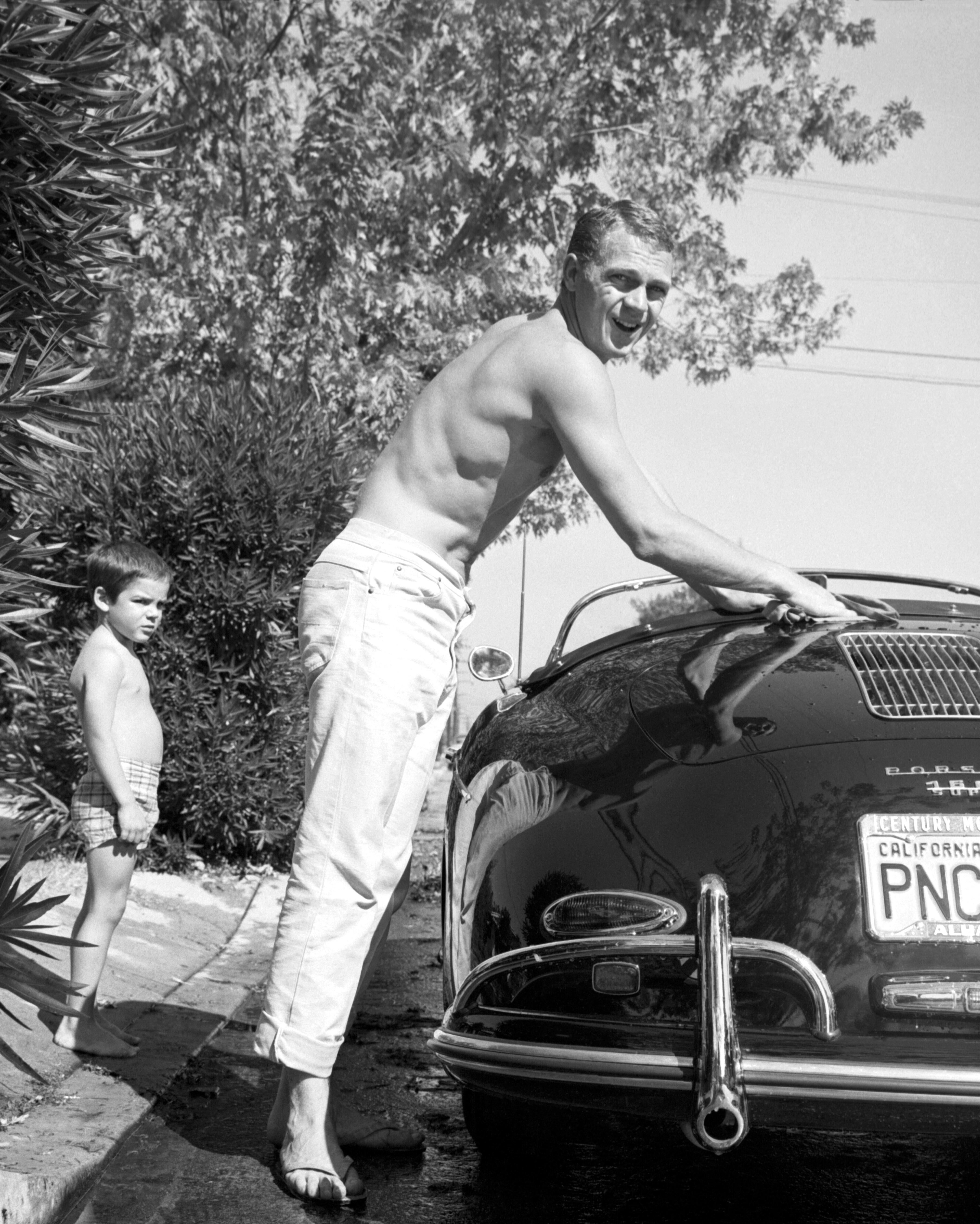 Black and White Photograph di Unknown - Steve McQueen che lava l'auto a casa sua