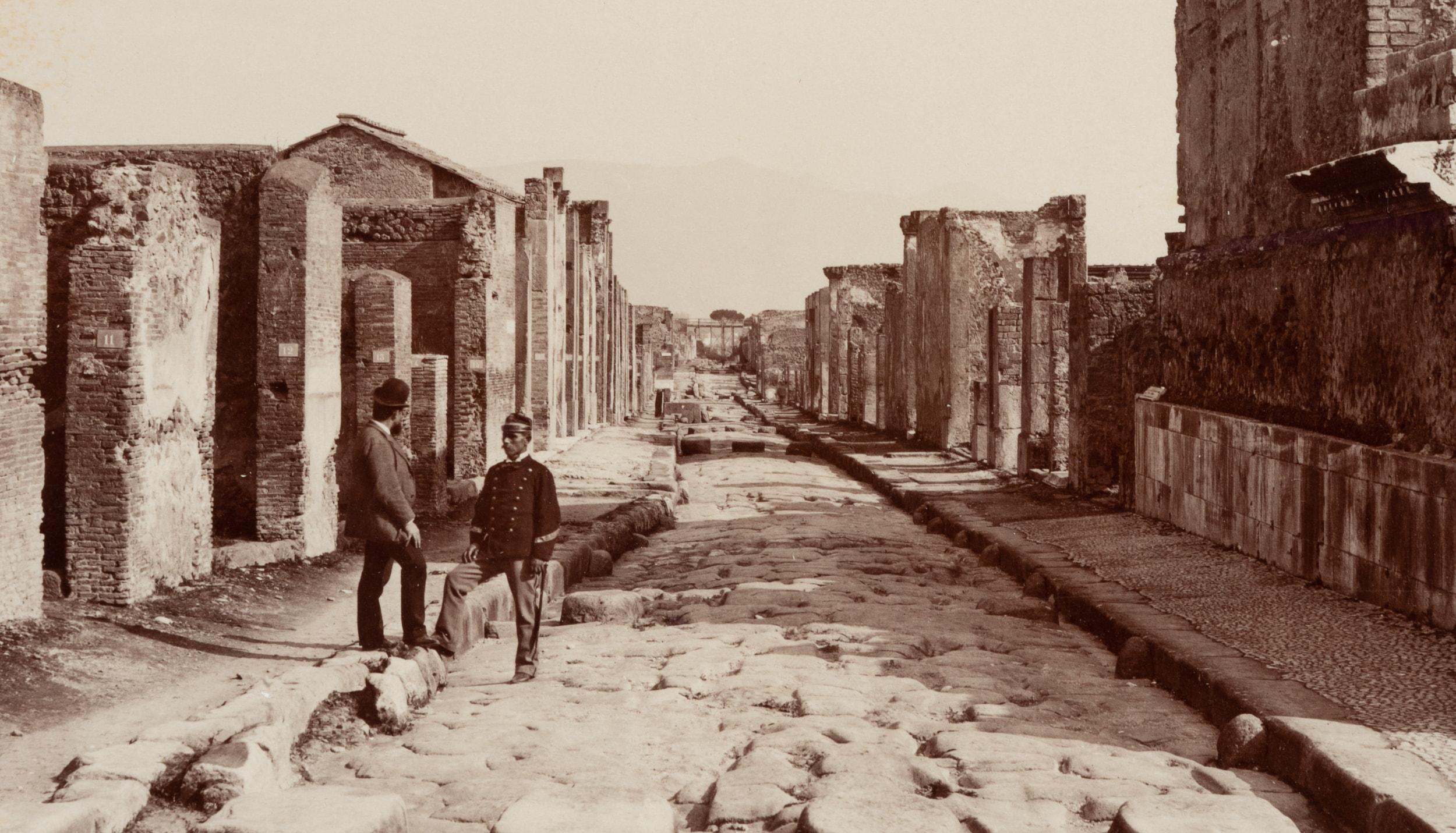 Strada della Fortuna, Pompeii - Photograph by Fratelli Alinari