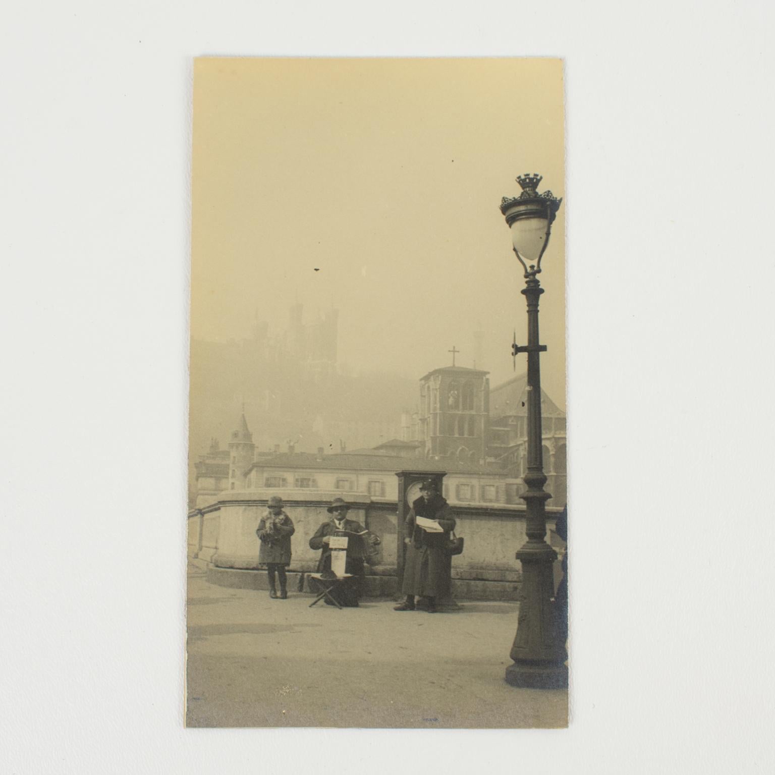 Street Musician in Lyon, Frankreich 1930, Silber-Gelatine-Schwarz-Weiß-Fotografie (Art déco), Photograph, von Unknown