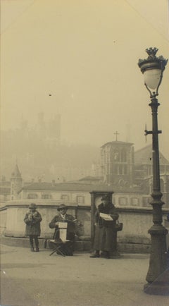 Street Musician in Lyon, Frankreich 1930, Silber-Gelatine-Schwarz-Weiß-Fotografie