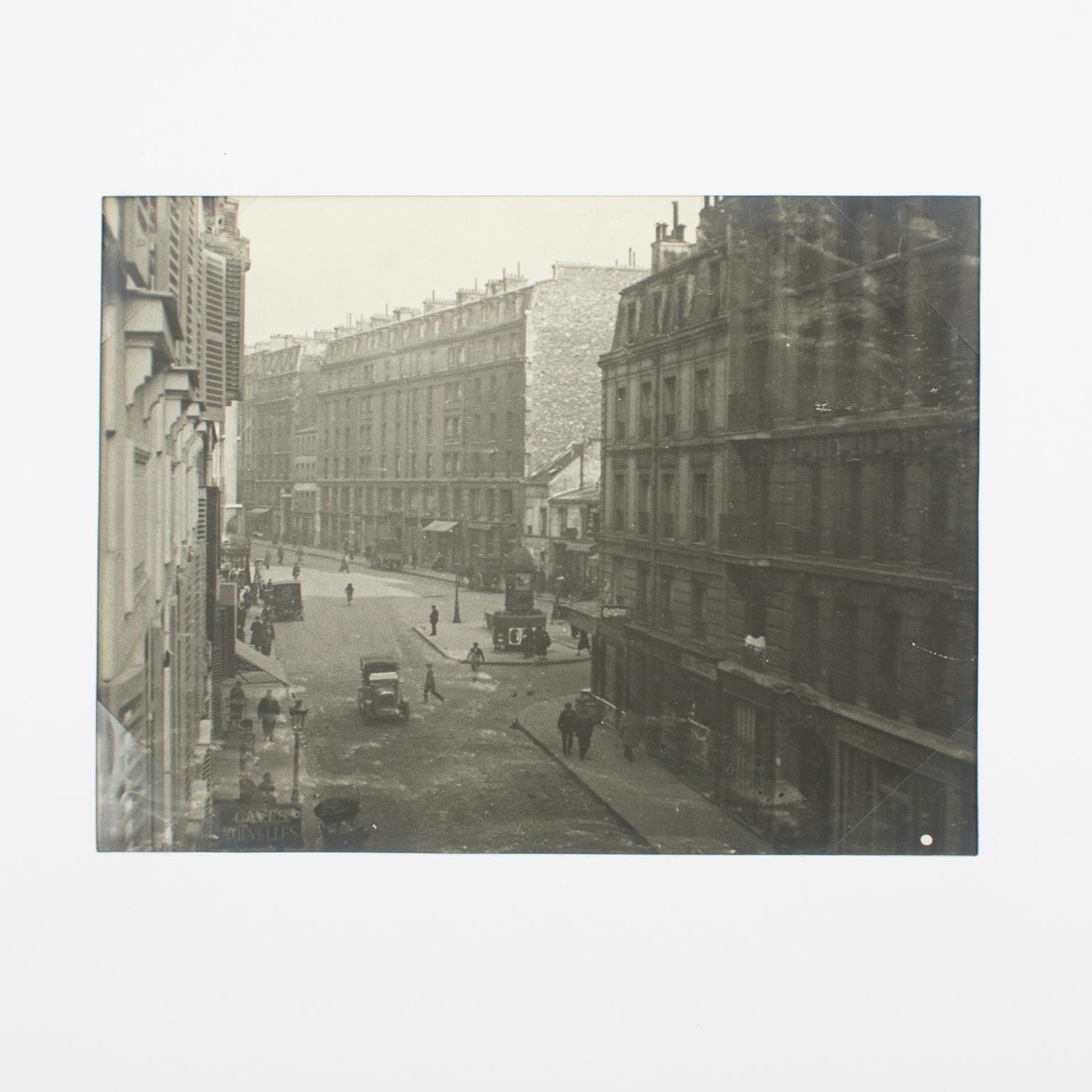 Straßenansicht in Paris in den 1930er Jahren Silbergelatine-Schwarzweißfotografie – Photograph von Unknown
