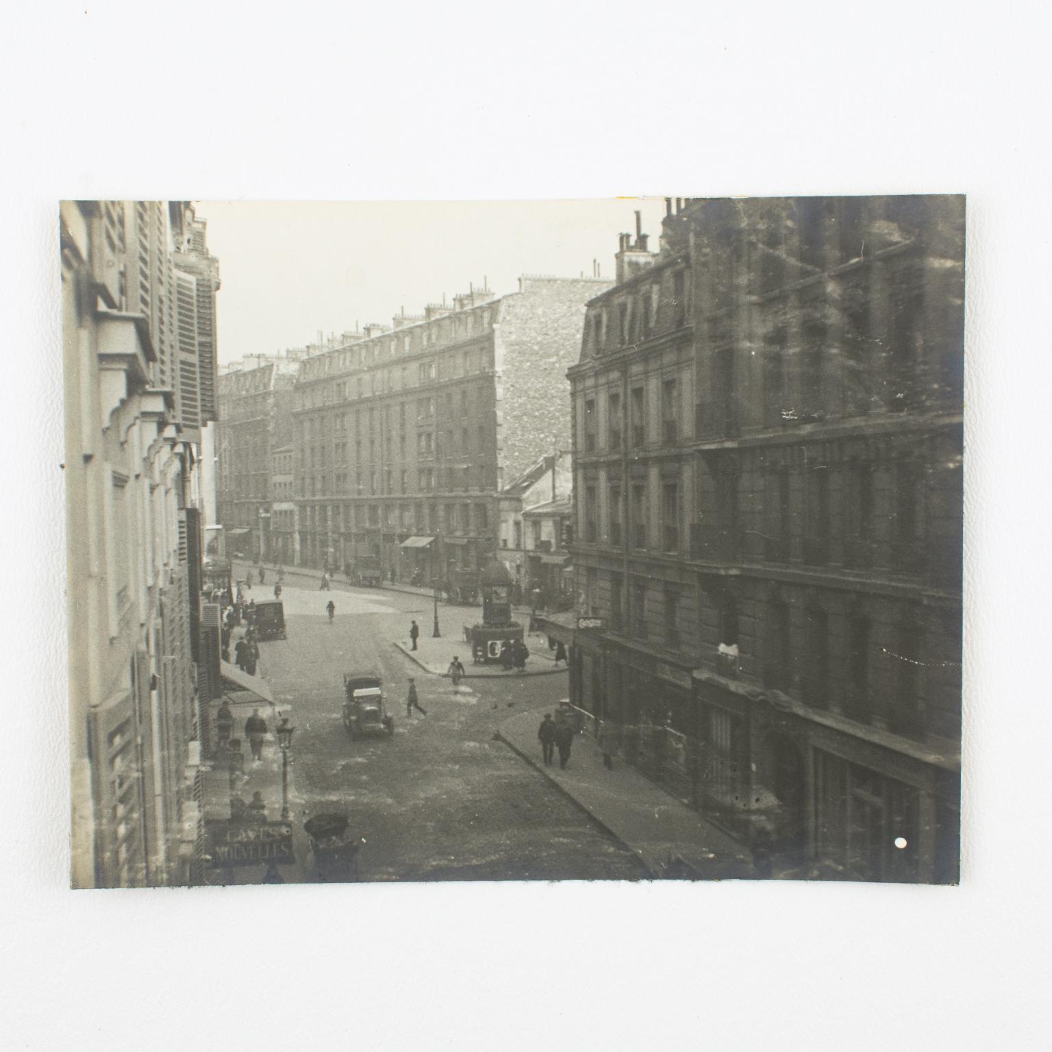 Straßenansicht in Paris in den 1930er Jahren Silbergelatine-Schwarzweißfotografie im Angebot 2