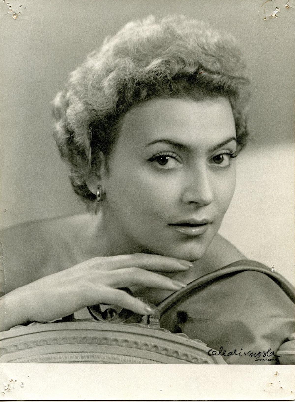 Unknown Portrait Photograph - Studio Portrait of Nilla Pizzi - B/w Photo - 1950s
