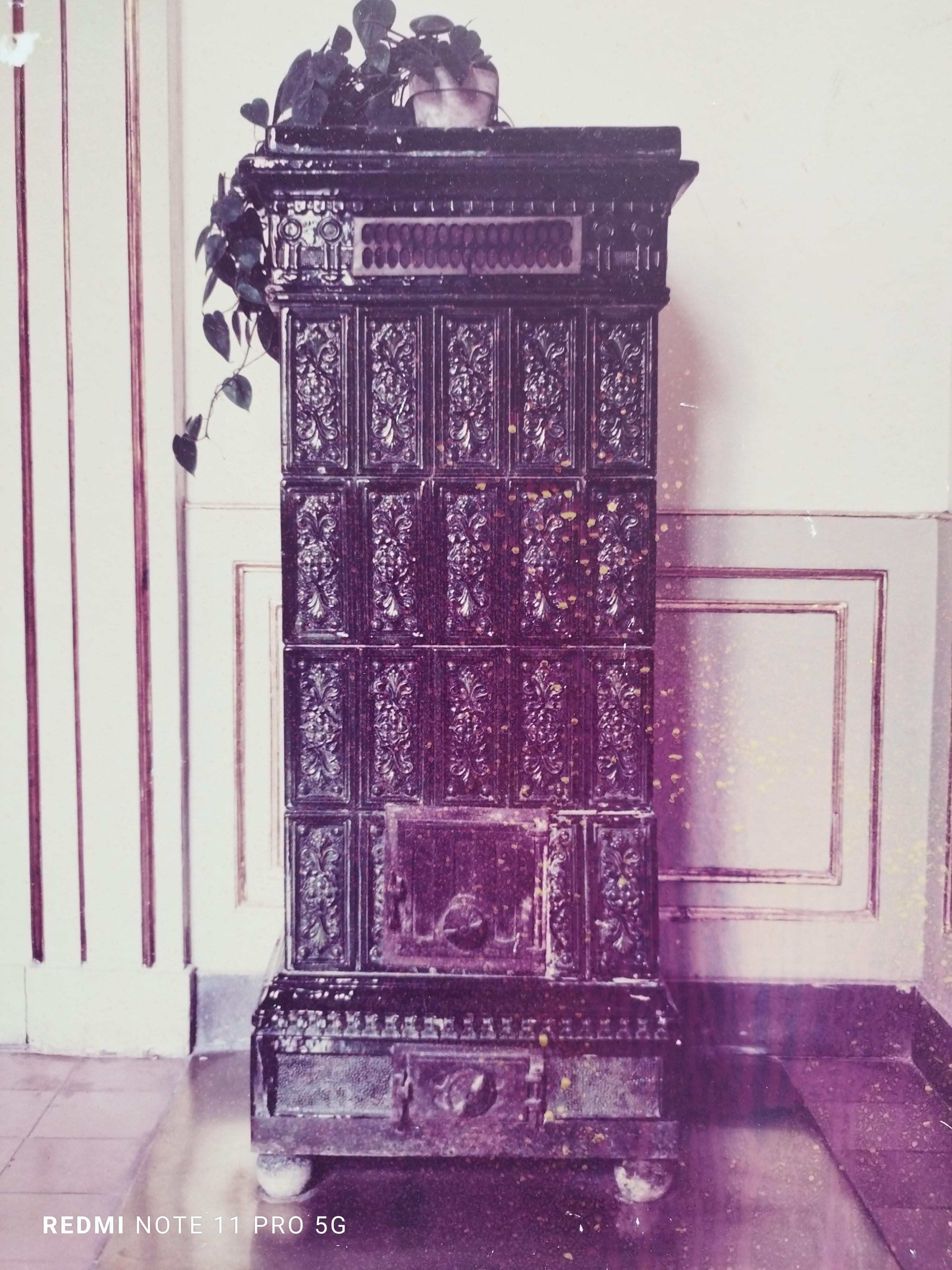 Photograph on analog and photographic paper, signed and dated on back 1992. It depicts an antique stove, and the photo has been antiqued with a beautiful sepia effect, 