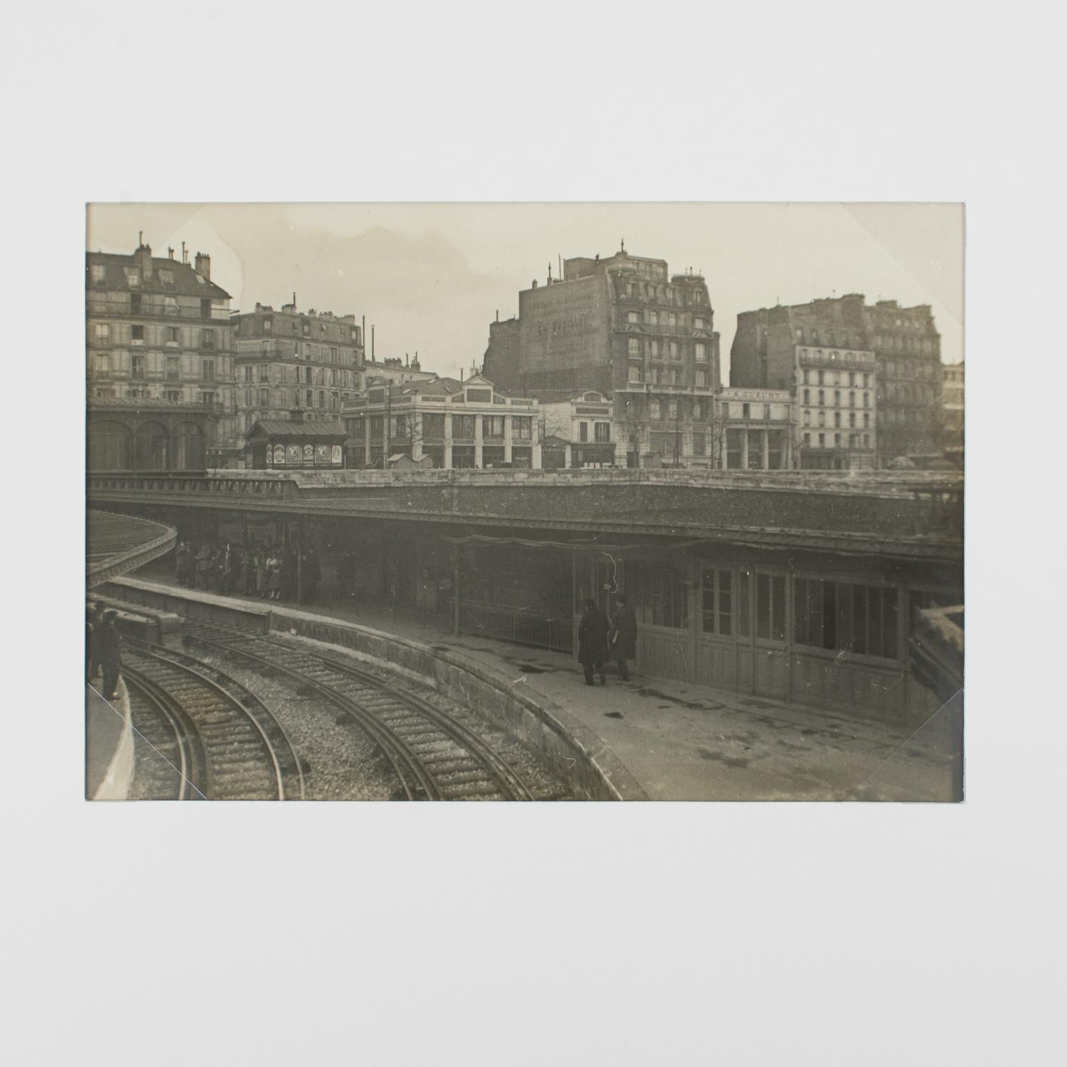 Construction de métro à Paris, 1928, photographie à la gélatine argentique en noir et blanc - Photograph de Unknown