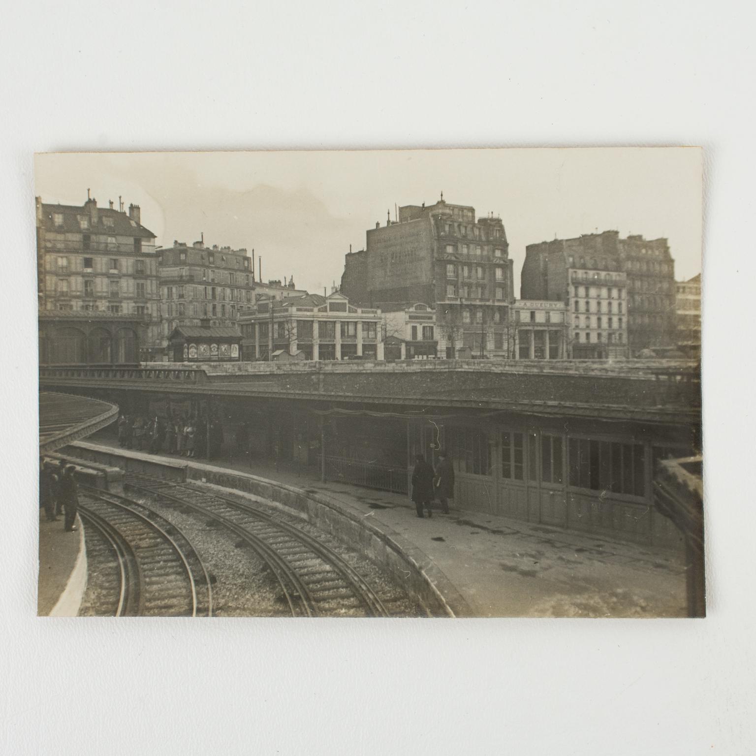 Construction de métro à Paris, 1928, photographie à la gélatine argentique en noir et blanc - Art déco Photograph par Unknown