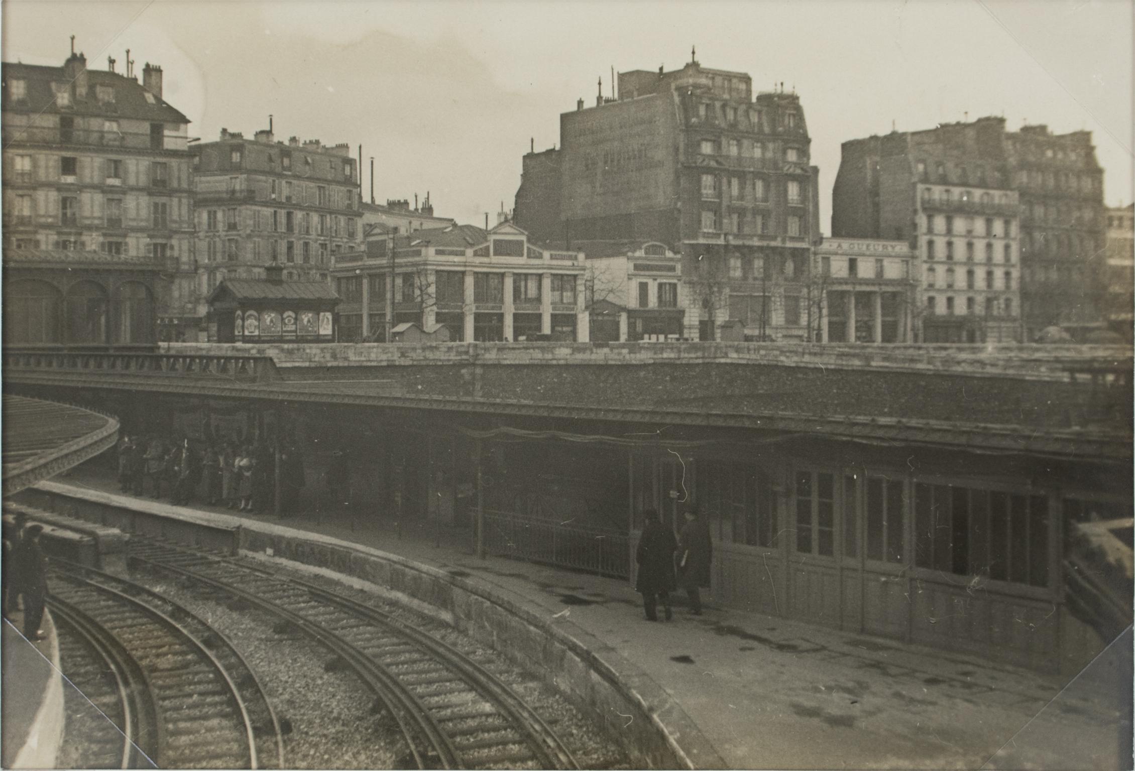 Black and White Photograph Unknown - Construction de métro à Paris, 1928, photographie à la gélatine argentique en noir et blanc