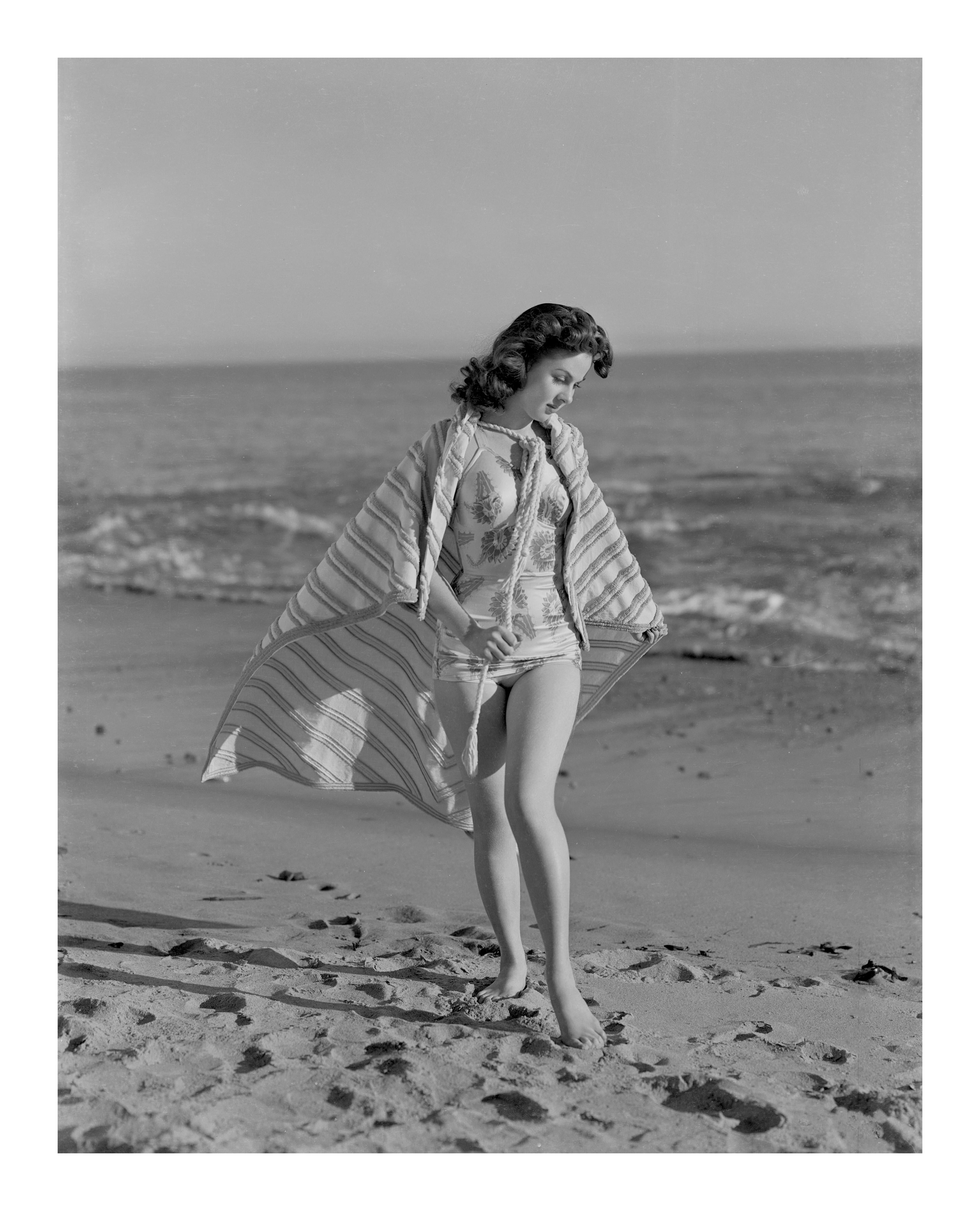 Susan Hayward Spaziergang am Strand (Zeitgenössisch), Photograph, von Unknown