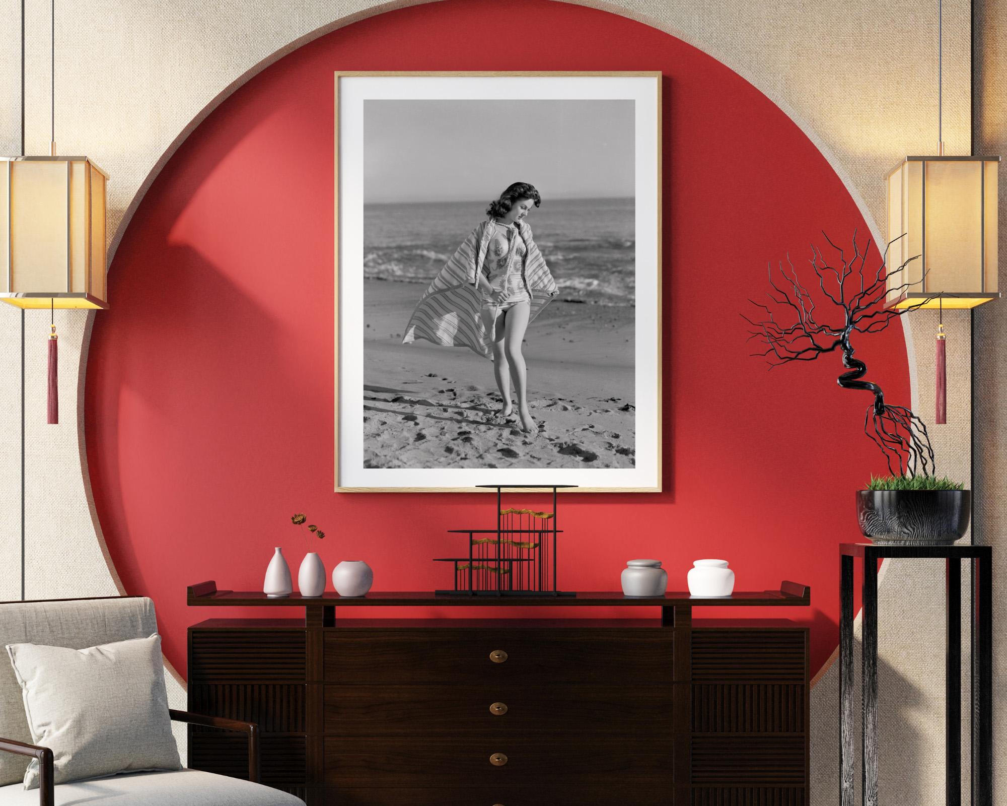 Dieses Schwarz-Weiß-Foto zeigt Susan Hayward am Strand, ca. 1938.

Susan Hayward war eine amerikanische Schauspielerin, die für ihre Darstellungen entschlossener, widerstandsfähiger Frauen bekannt war und Mitte des Jahrhunderts in Hollywood