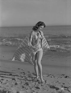 Susan Hayward marchant sur la plage
