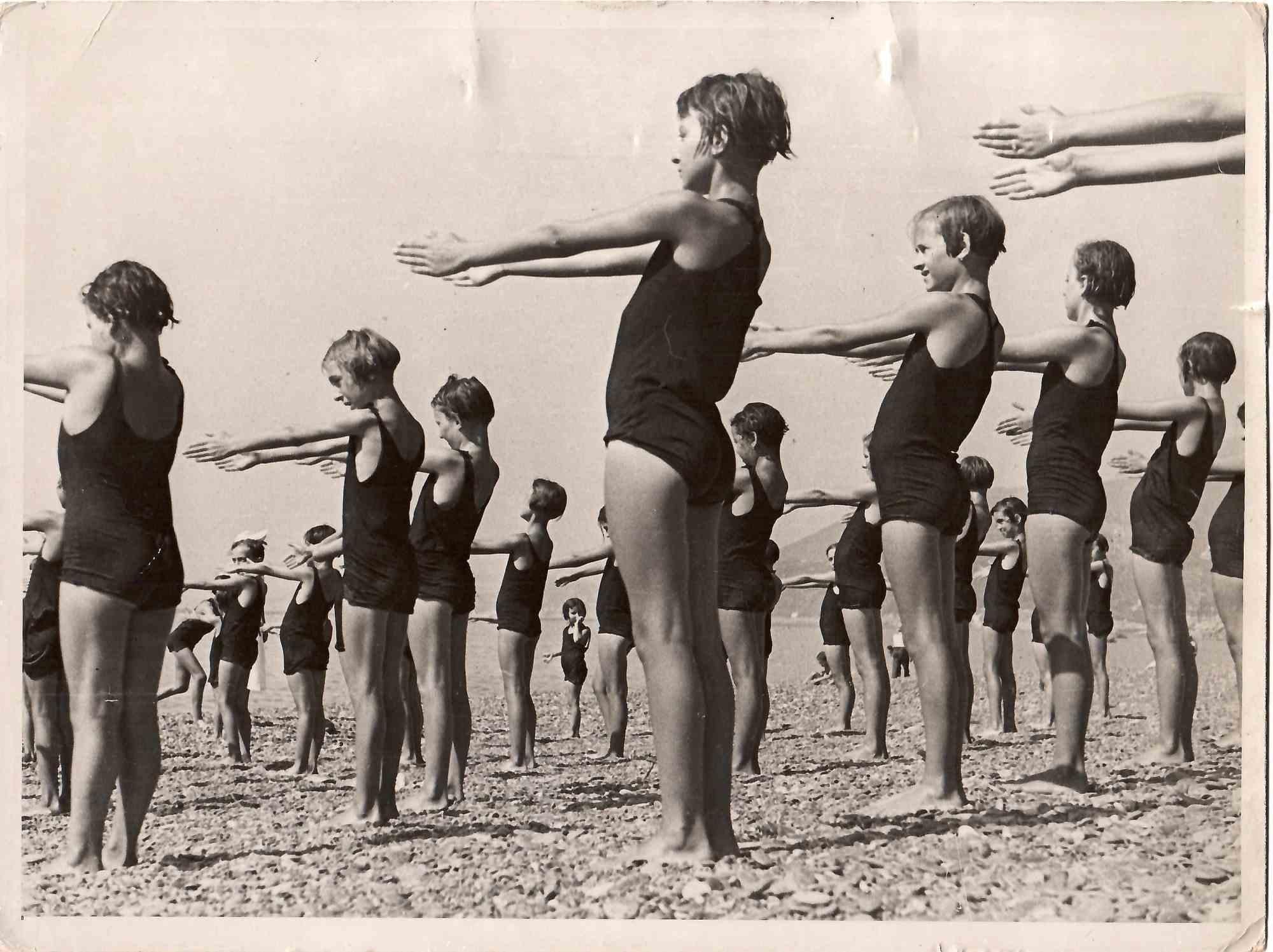 Unknown Figurative Photograph - Swimmer Girls - Vintage B/W photo - 1930s