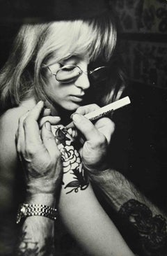 Tattoo Girl – Vintage-Fotografie – 1960er Jahre