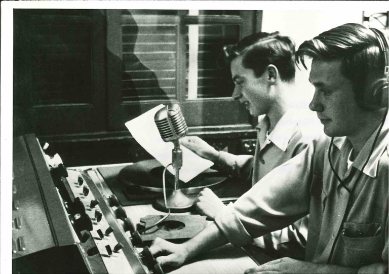 Unknown – Teenager erlernen Radio Broadcas – amerikanische  Vintage-Fotografie – Mitte des 20. Jahrhunderts im Angebot bei 1stDibs