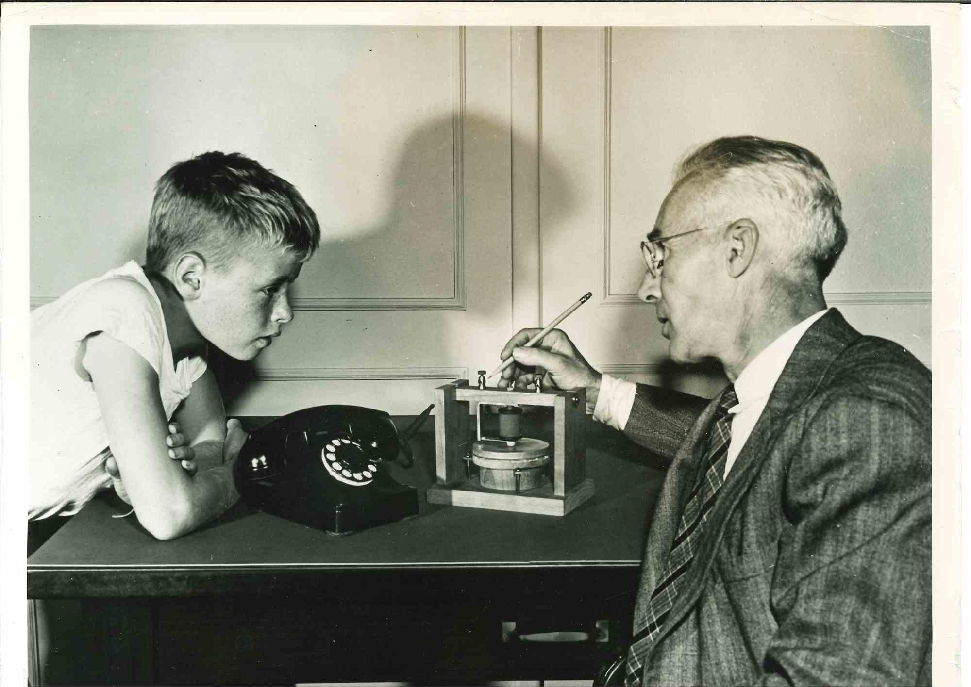 Unknown Figurative Photograph – Telephonesystem – amerikanische Vintage-Fotografie – Mitte des 20. Jahrhunderts