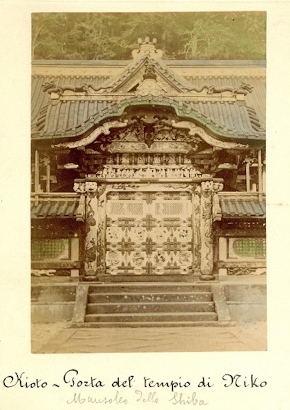 Templi in Giappone - Stampa antica all'albumina 1870/1890 - Black and White Photograph Beige di Unknown